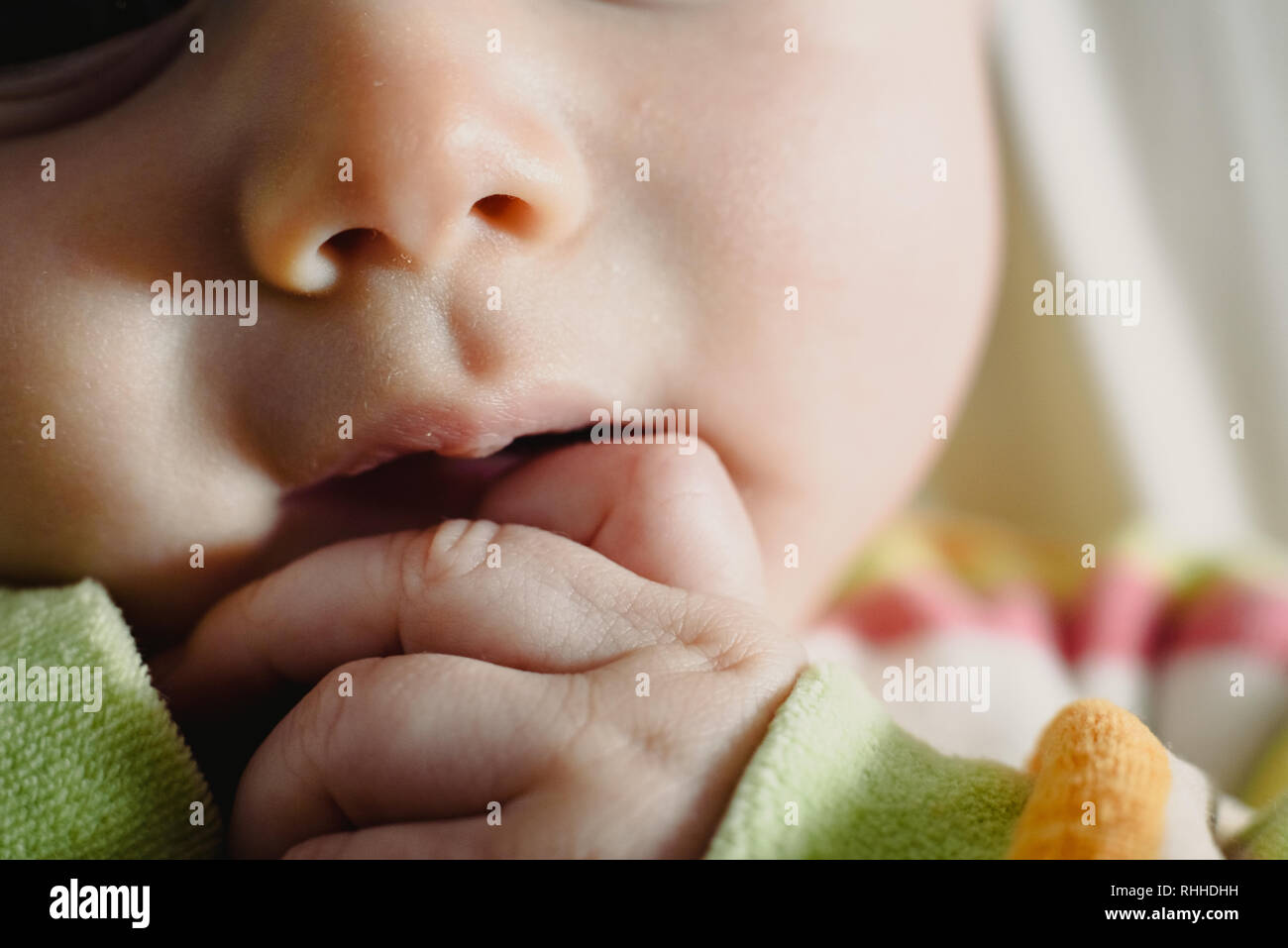 Bebé preocupado fotografías e imágenes de alta resolución - Alamy