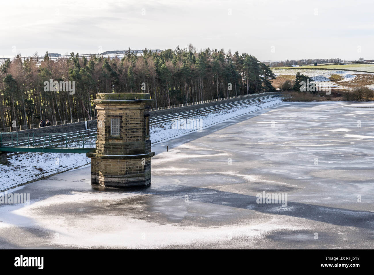 Ingbirchworth, Barnsley, West Yorkshire, Inglaterra, Reino Unido. El 3 de febrero de 2019. Las temperaturas de congelación se tradujo en depósito Ingbirchworth se congelen. Carl Dickinson/Alamy Live News. Foto de stock