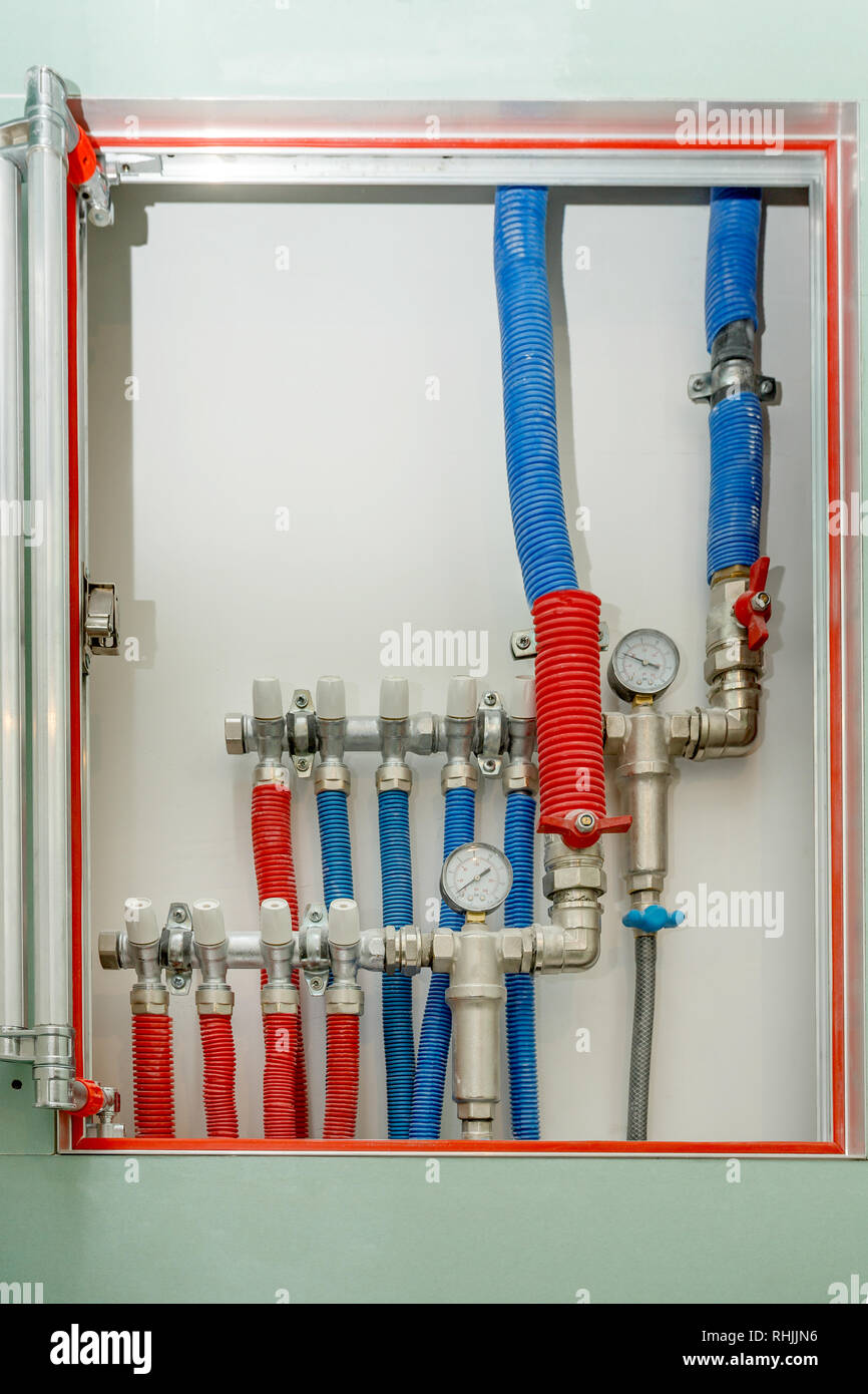 Tubos de plástico del sistema de calefacción central y agua en el apartamento durante bajo renovación, remodelación y construcción Foto de stock