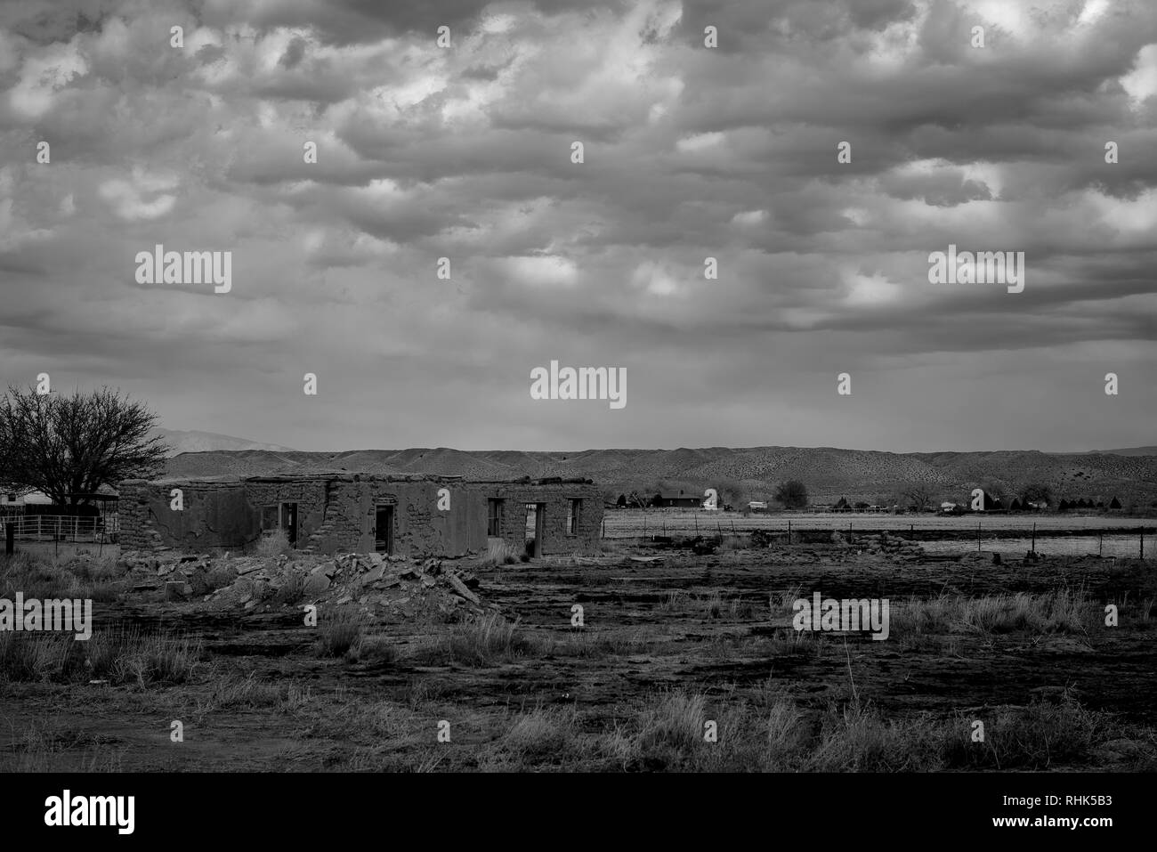 Un montón de ruinas en la Isleta Pueblo reserva en Nuevo México. Foto de stock