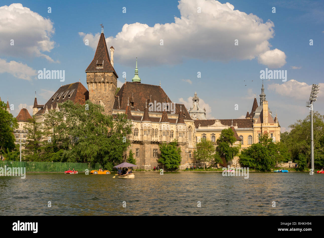 BUDAPEST, HUNGRÍA - Agosto 7, 2018: el lago cerca de El Castillo Vajdahunyad. El Castillo Vajdahunyad Budapest - uno de los varios edificios histórico de Budapest. Foto de stock