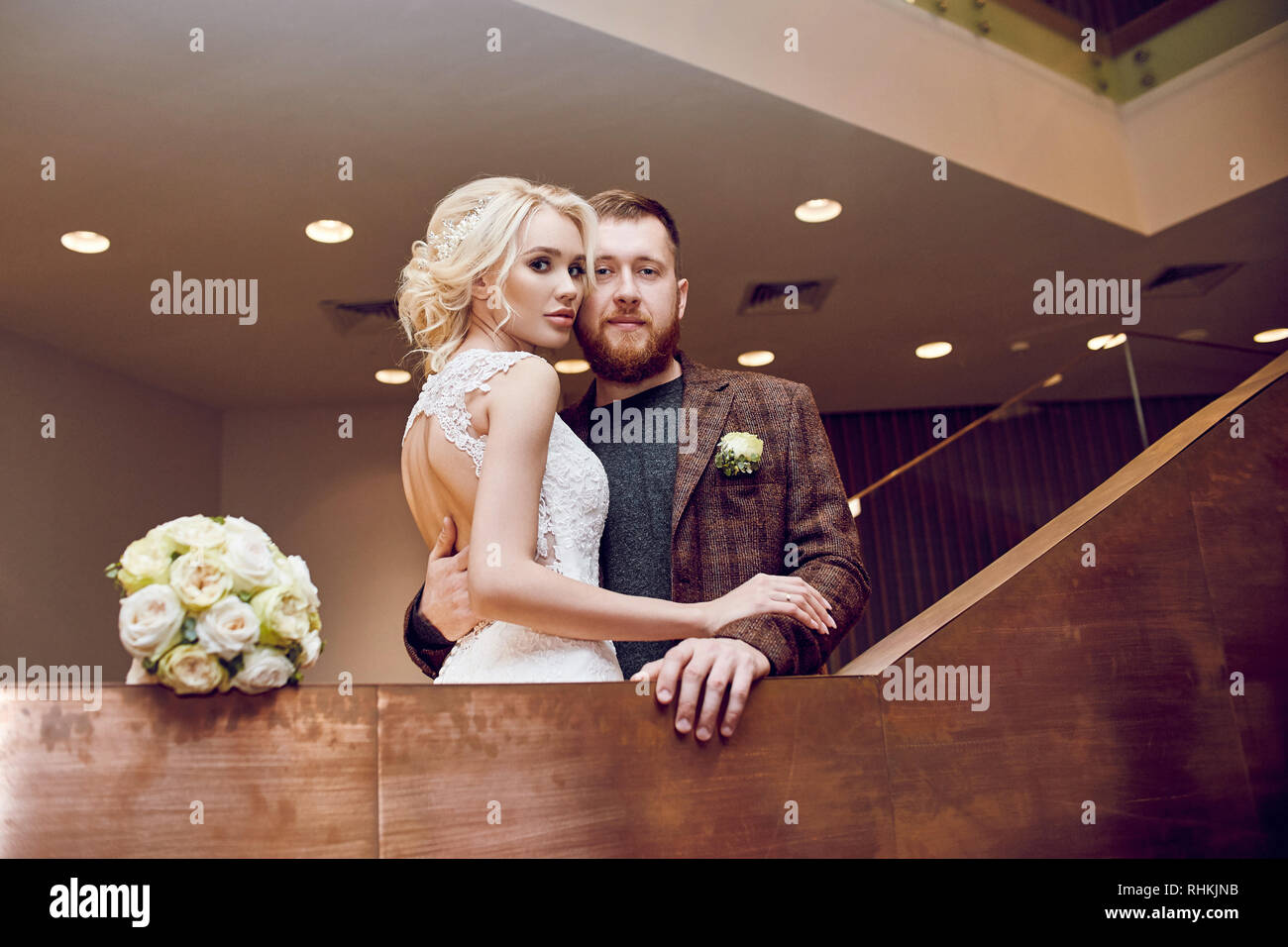 Hipster el novio y la novia, el amor y la lealtad. Pareja de amor besos y abrazos en el día de su boda. Pareja ideal está preparando para convertirse en marido y Hipster el novio y la novia, el amor y la lealtad. Pareja de amor besos y abrazos en el día de su boda. Pareja ideal está preparando para convertirse en marido y
