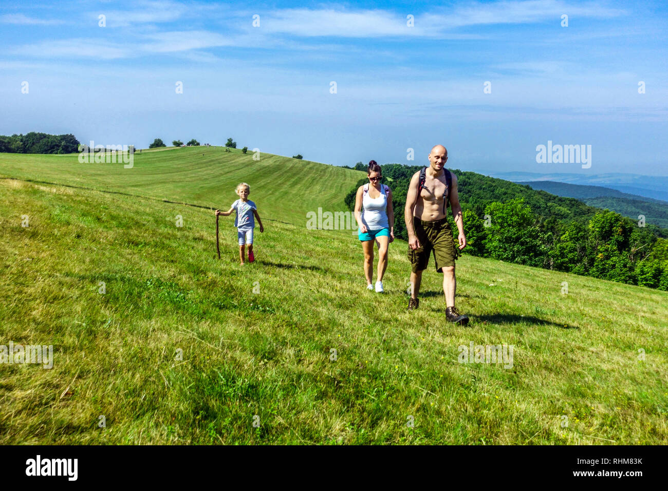 Familia en un viaje, prado de montaña en las montañas de los Cárpatos Blancos, Velka Javorina, frontera checa Eslovaquia montañas checas Foto de stock