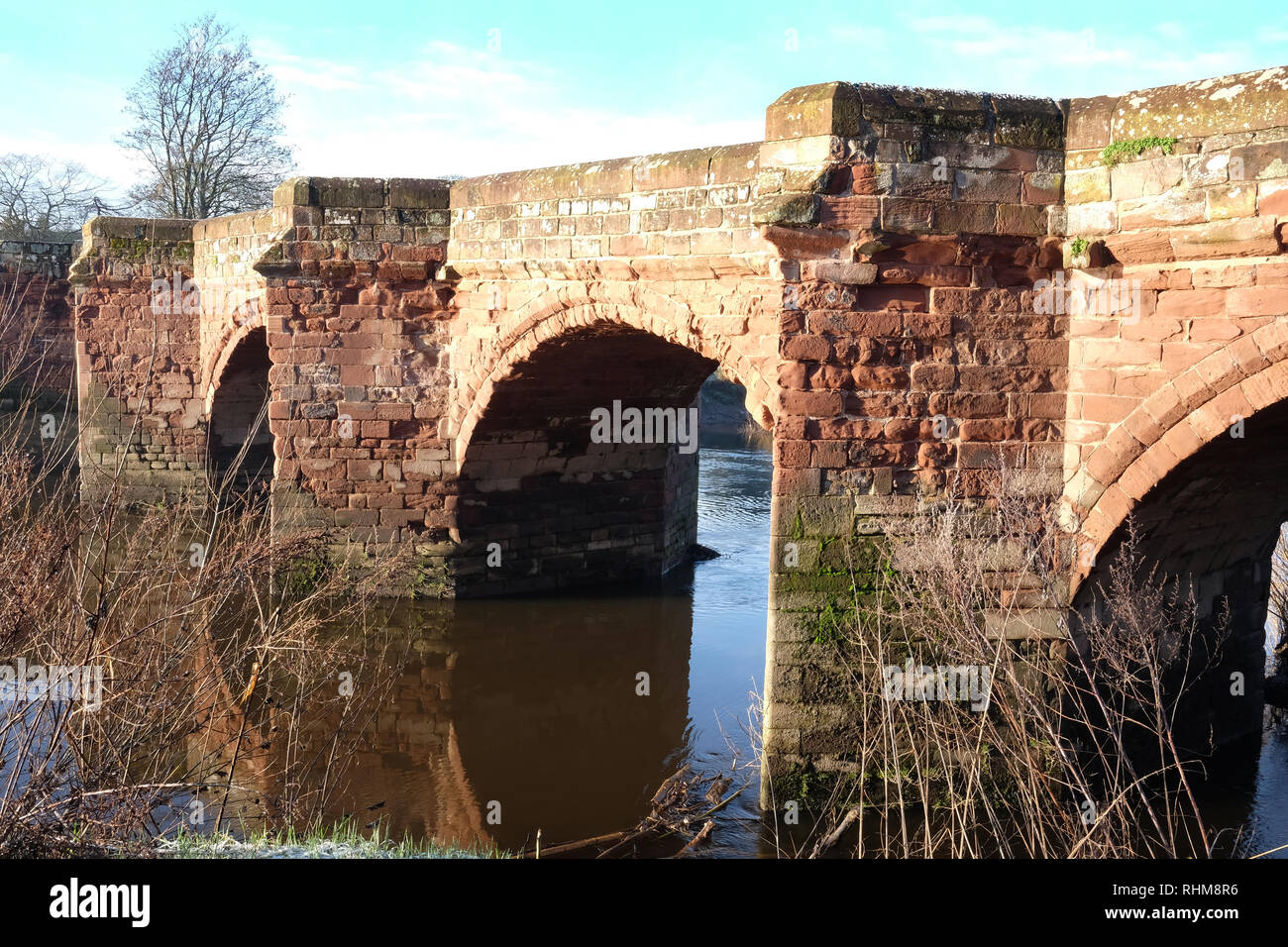 Puente sobre el río Dee entre Farndon en Cheshire, Inglaterra, y Holt en Gales Foto de stock