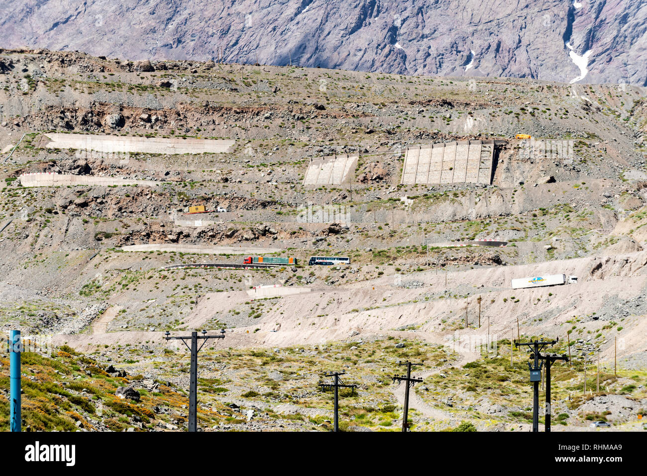 El lado argentino de la frontera con Chile tiene cerca de 30 curvas de horquilla o zigzag por la Ruta 60 subiendo la ladera de la montaña en los Caracoles. Foto de stock