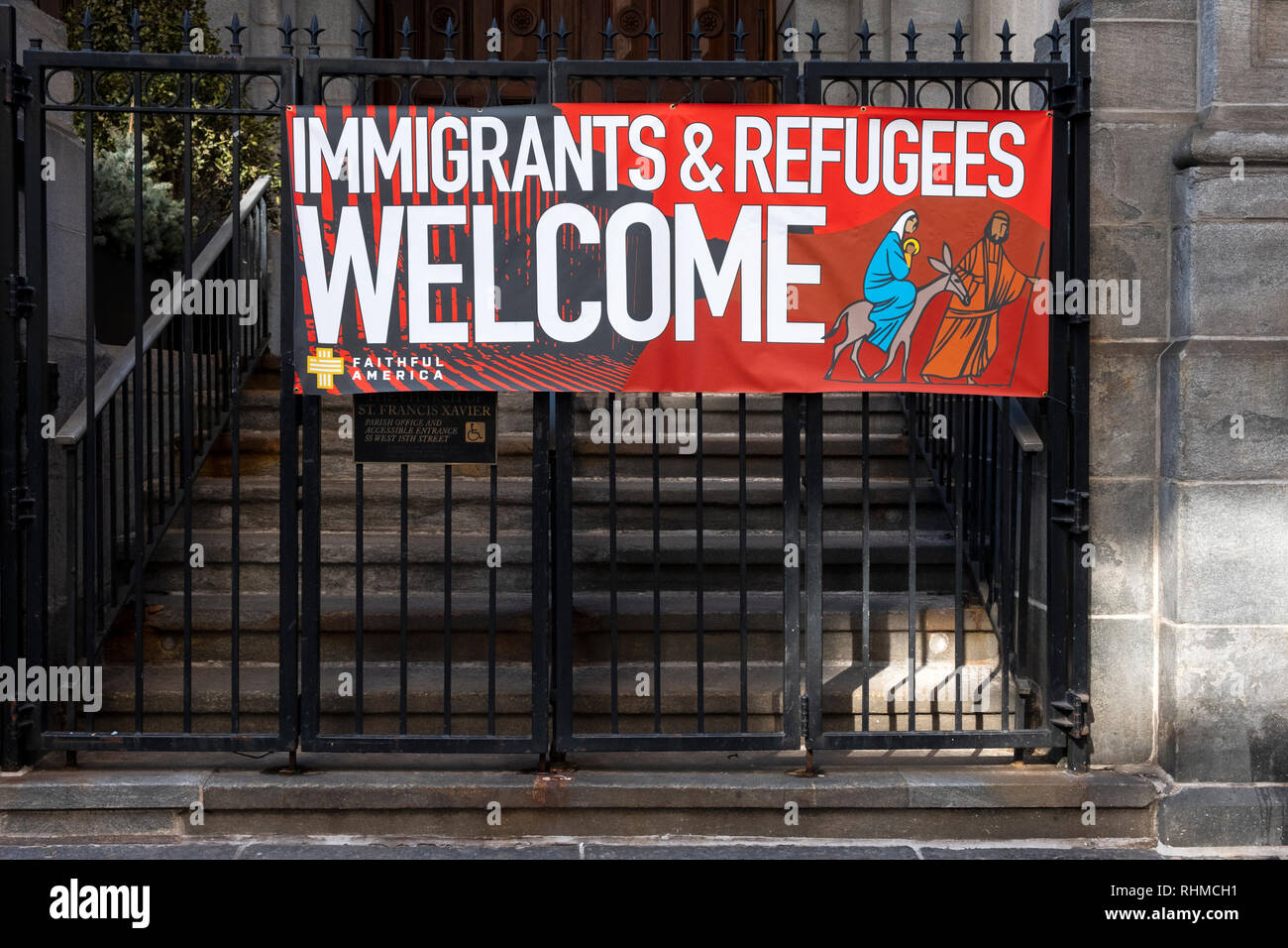 Un signo exterior de la iglesia San Francisco Javier en West 16th Street en Manhattan, acogiendo a los refugiados e inmigrantes. Foto de stock