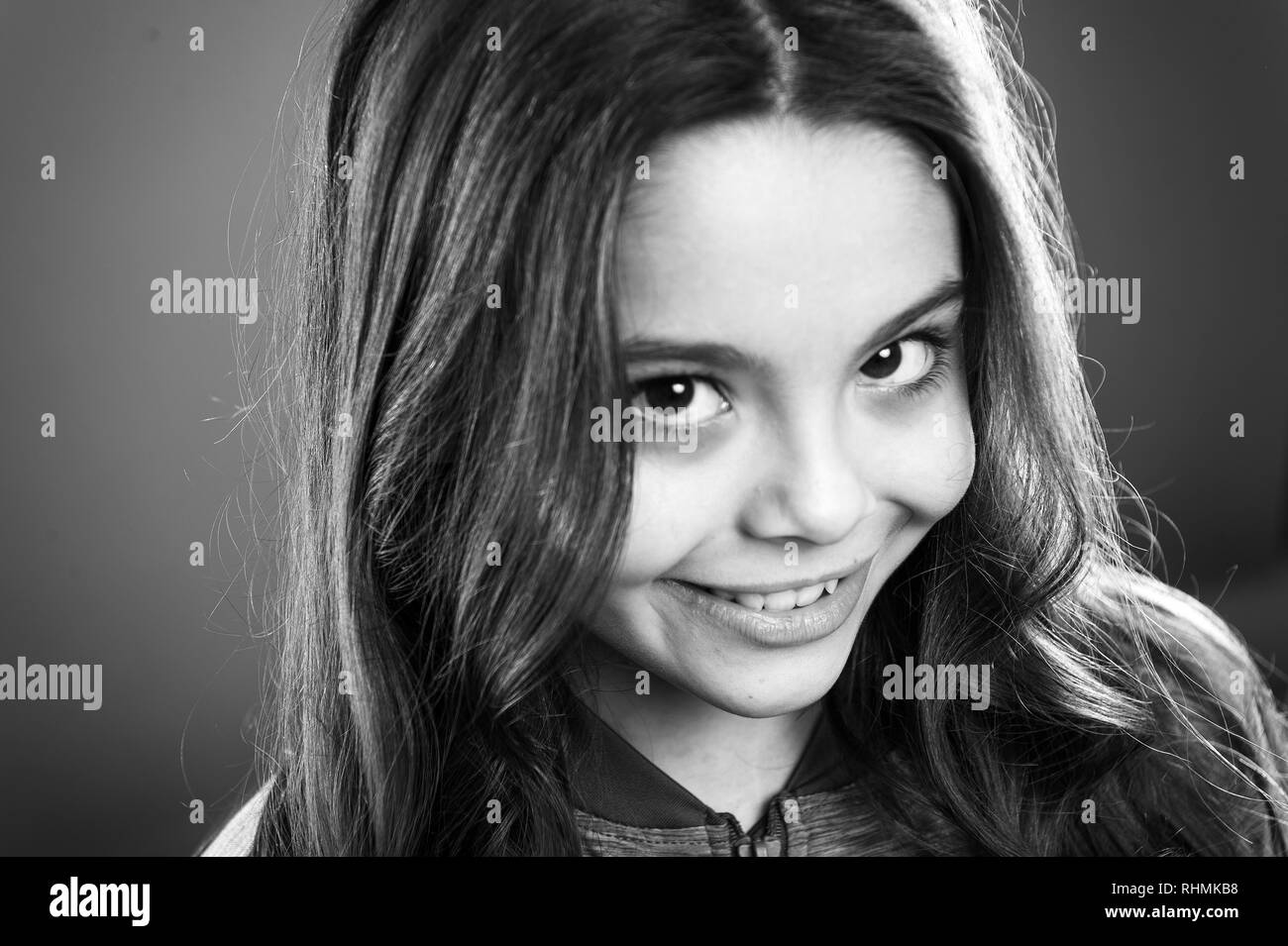 Retrato de primer plano de la hermosa niña de 4 años, sonriendo mirando a  cámara, aislada sobre fondo rosa, espacio de copia. concepto de infancia  feliz, días internacionales de protección de la