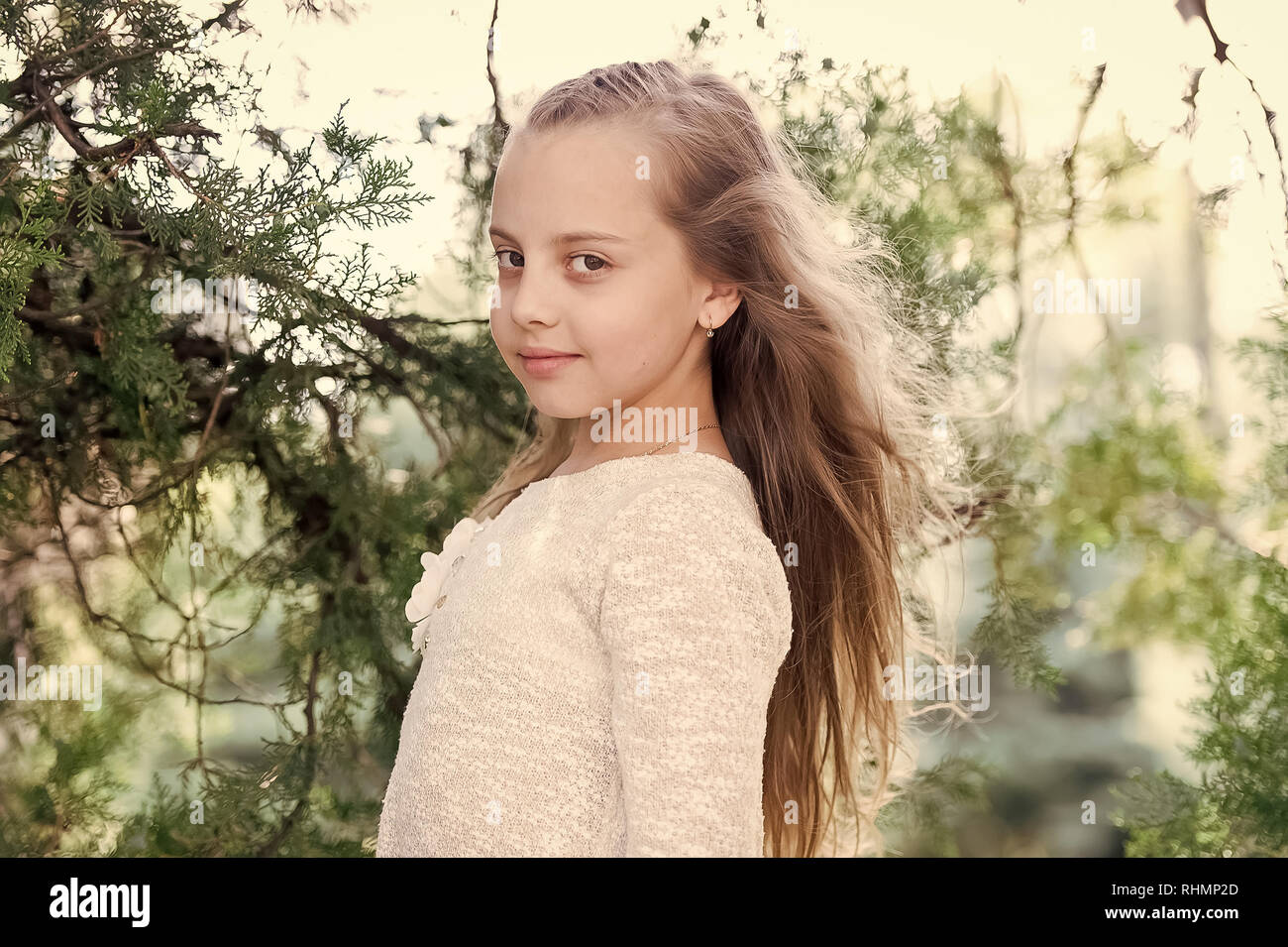 Poco feliz la princesa chica con largo cabello rizado rubio en días  soleados de verano Fotografía de stock - Alamy