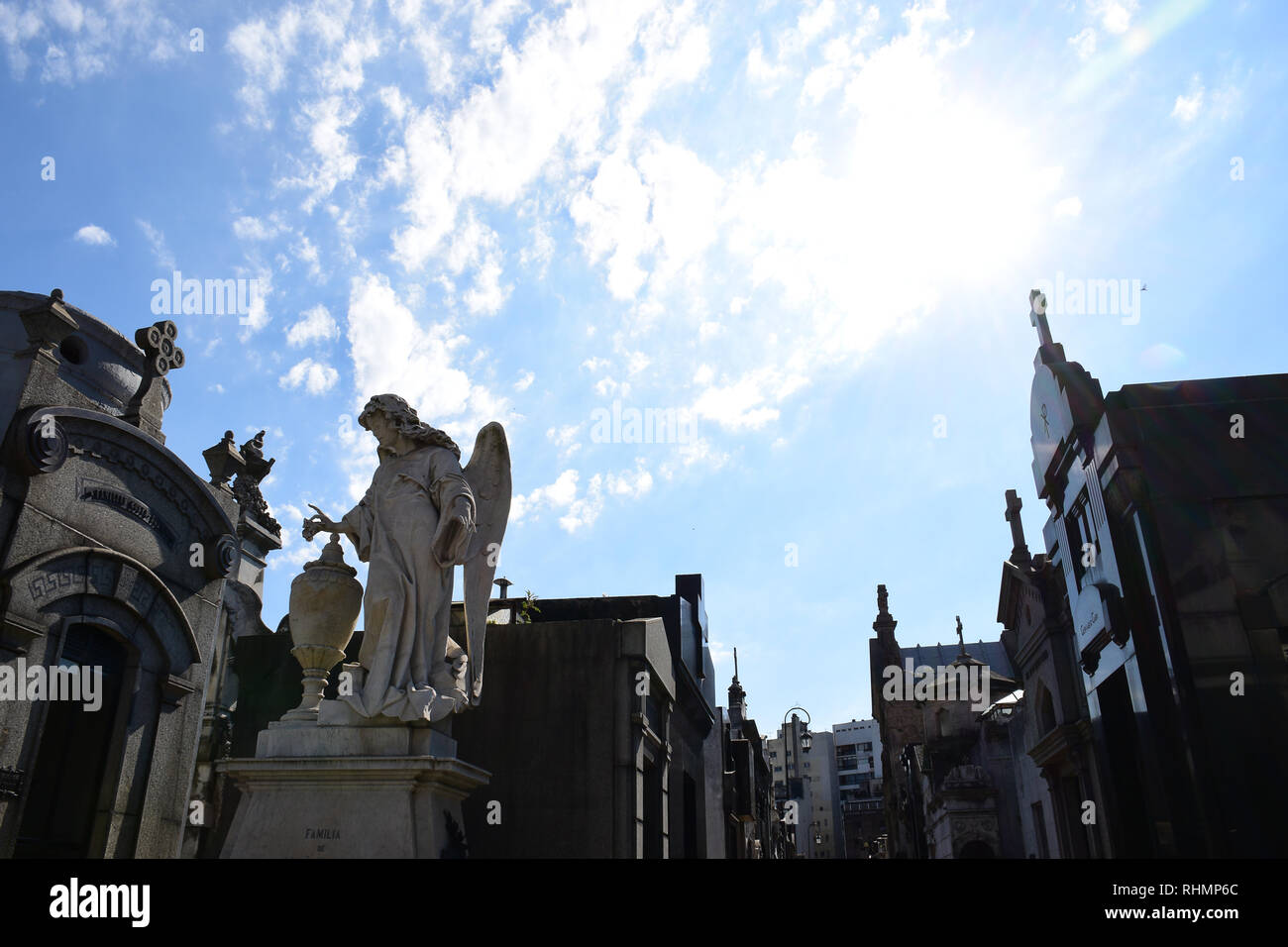 El cementerio de la Recoleta de Buenos Aires, nubes y un bellísimo cielo Foto de stock