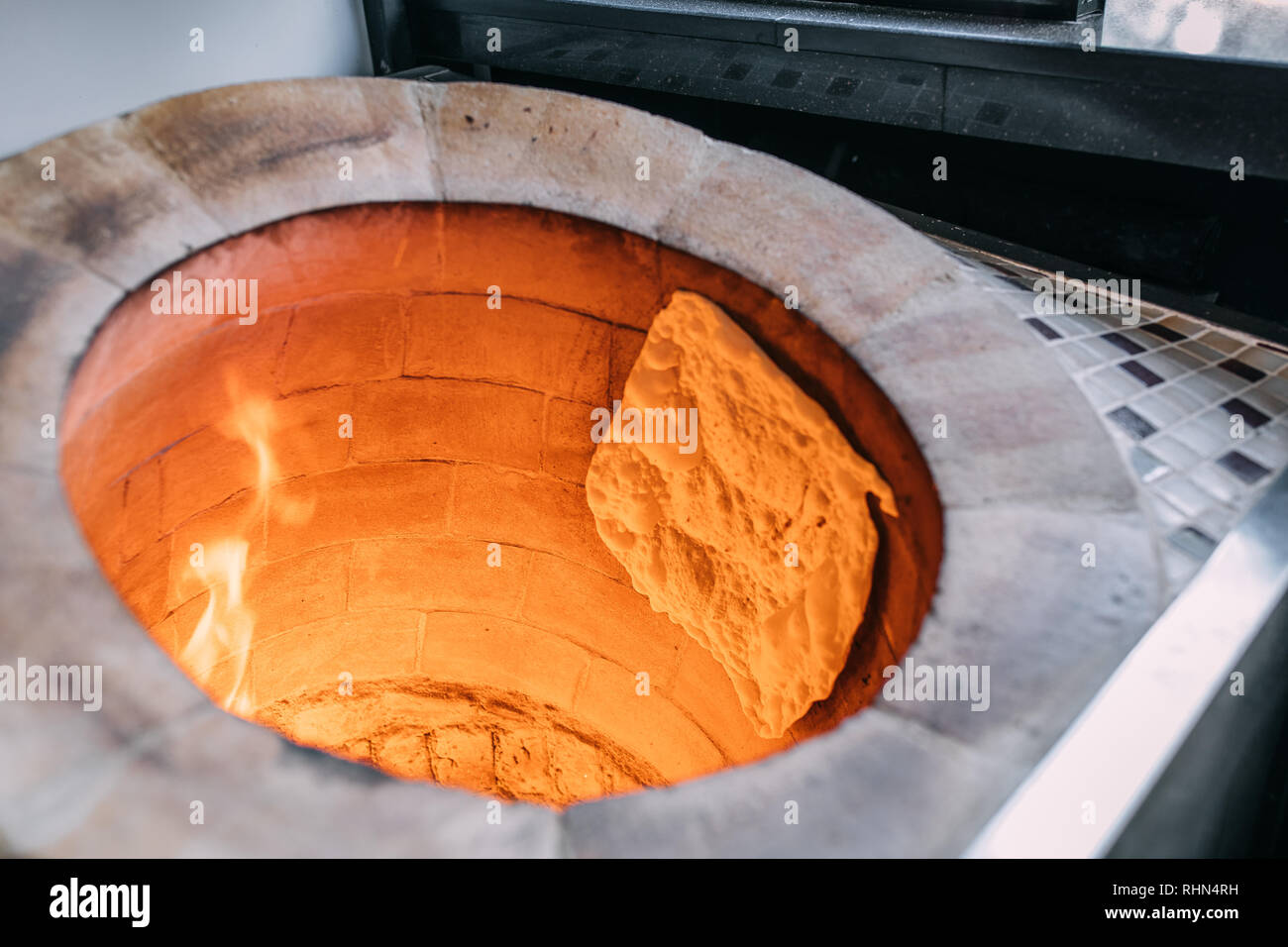 Turco tradicional de leña horno de ladrillo y piedra o pide masa de pan de  pita. Este horno de piedra para turco pide o pan de pita. También conocido  como Tandir Fotografía