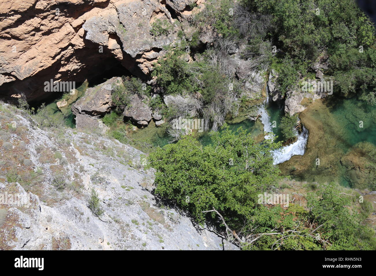 Un cuerpo de agua que fluye en el cañón a Extremadura, España Foto de stock