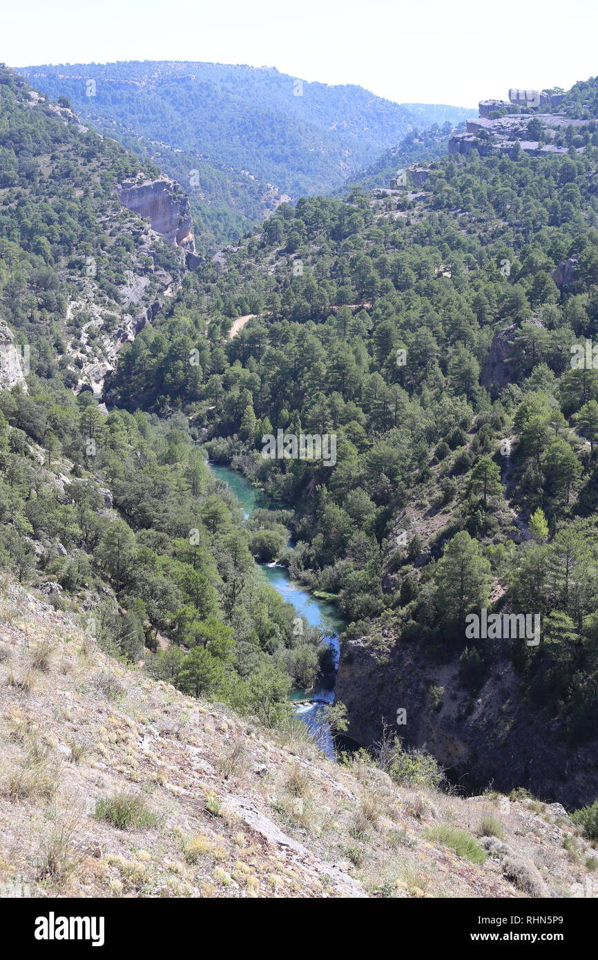 Destinos de Viaje en Extremadura, España: un hermoso arroyo que fluye hacia abajo de la montaña Foto de stock