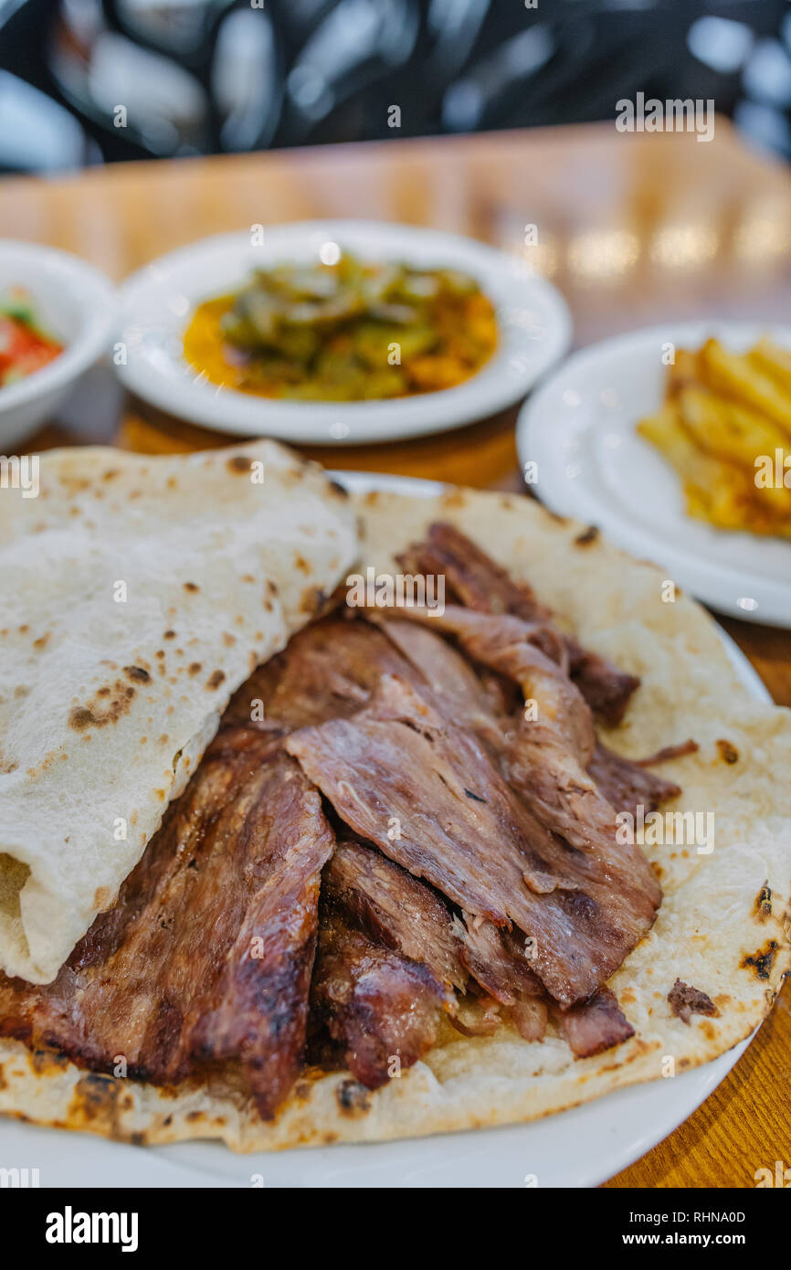 Doner Kebab turco, Shawarma o giroscopios con arroz, ensaladas y ayran. Doner Kebab turco tradicional carne, iskender, shawarma o giroscopios en el restaurante. Foto de stock