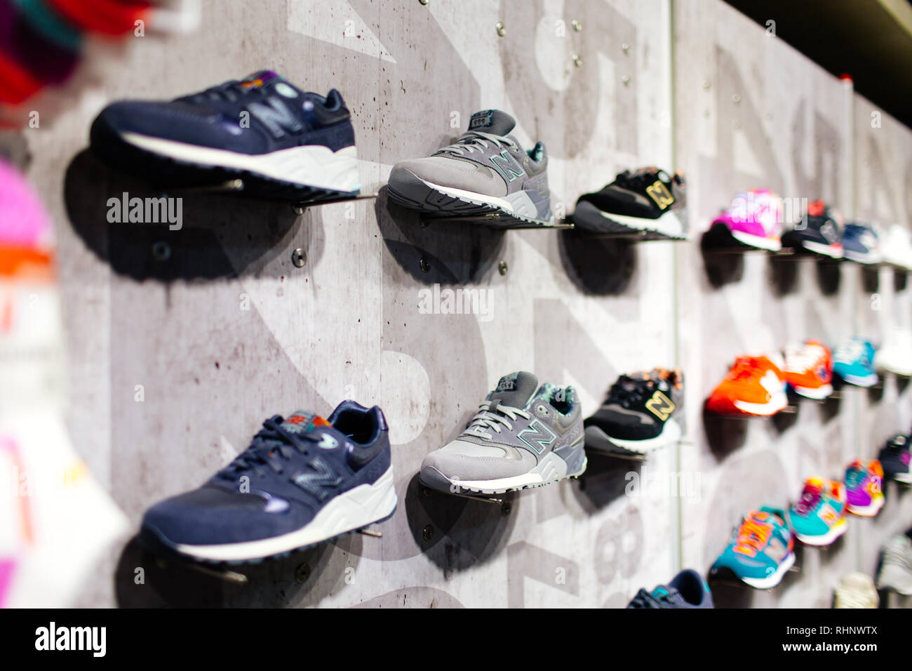 MADRID, España - 9 de septiembre de 2018: nuevos zapatos atléticos Balance  en una tienda de deportes Fotografía de stock - Alamy