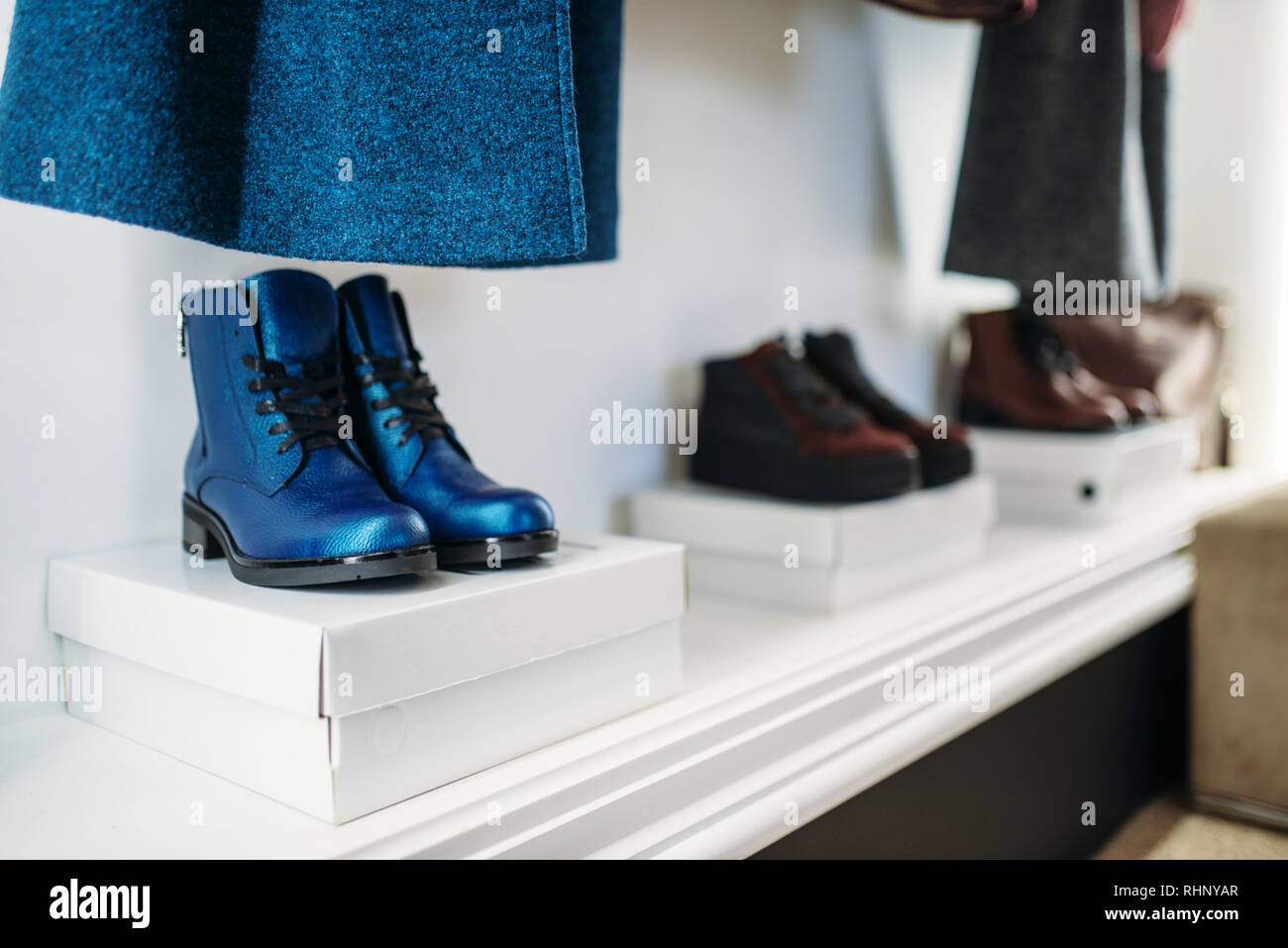 Vitrina con elegantes calzados femeninos en la tienda de ropa, a nadie.  Colección de botas en la boutique de moda Fotografía de stock - Alamy