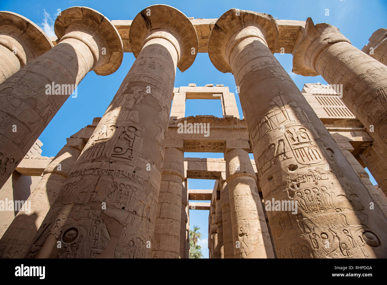 Columnas con jeroglíficos grabados y pinturas en sala hipóstila salen en egipcio anciant templo Karnak en Luxor. Foto de stock