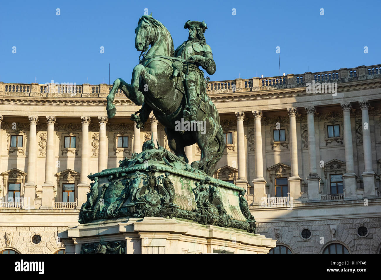 La estatua ecuestre del príncipe Eugenio de Saboya en Heldenplatz en Viena, Austria, con el palacio Hofburg en el fondo Foto de stock