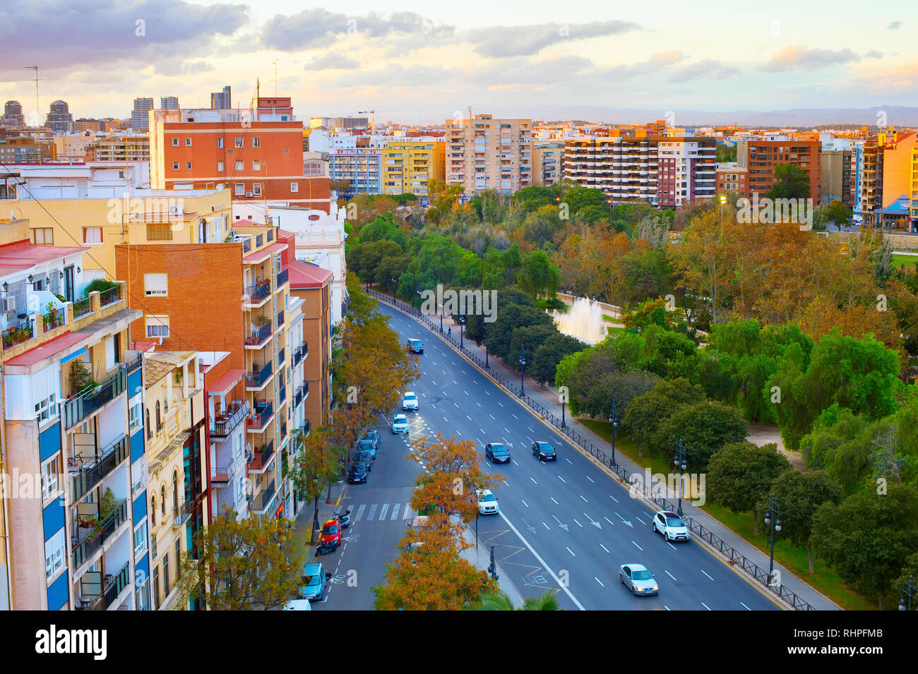 Horizonte de Valencia con la carretera urbana y arquitectura moderna. España Foto de stock