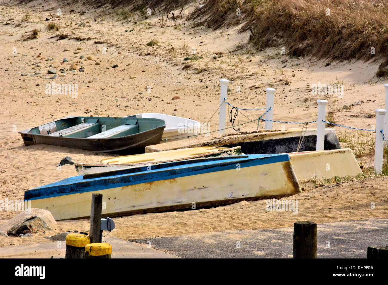 Botes de remos yacen abandonados en la playa Foto de stock