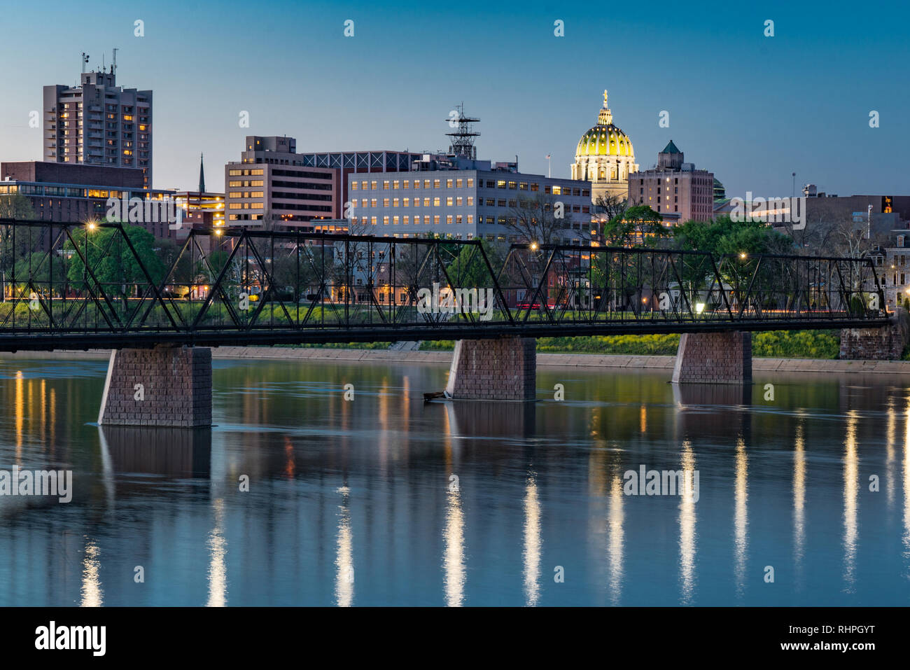 Harrisburg, Pensilvania skyline nocturno de la calle del mercado puente con la cúpula del capitolio estatal en el fondo. Foto de stock