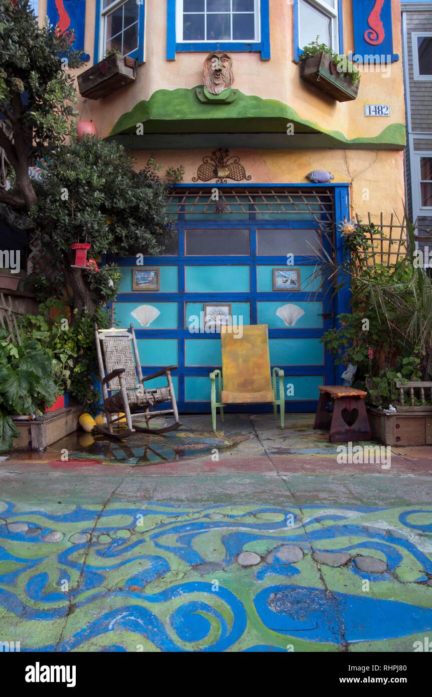 Esta casa cerca de Ocean Beach en San Francisco es colorida y vibrante, lo que hace que se destaque del resto del barrio. Foto de stock