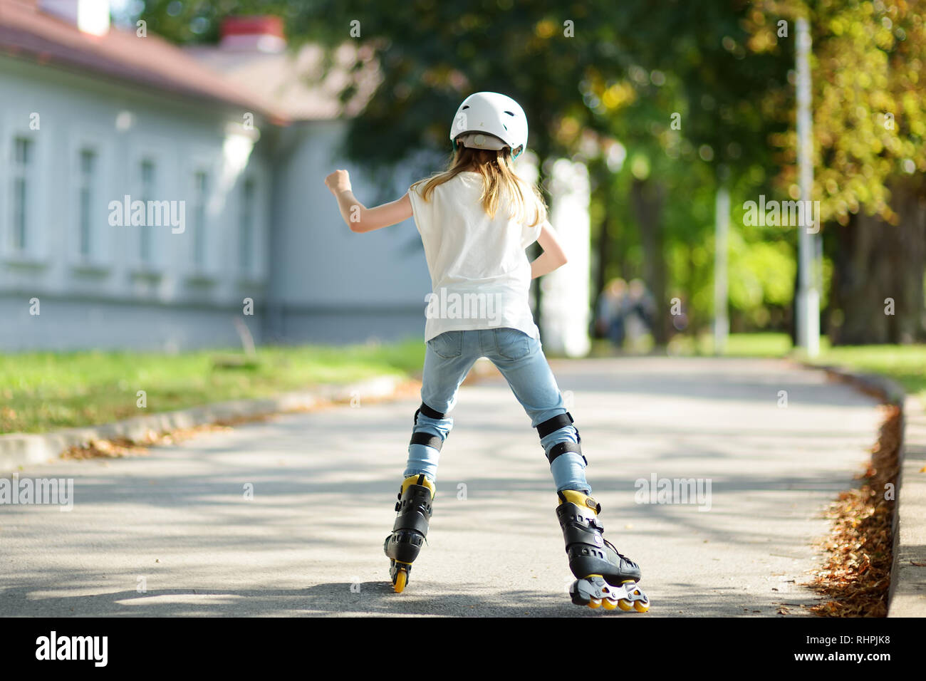 Niña aprendiendo a patines en el parque soleado de verano. Un niño llevaba  protección rodilleras y coderas, muñequeras y casco de seguridad SEGURO DE  ROLLE Fotografía de stock - Alamy