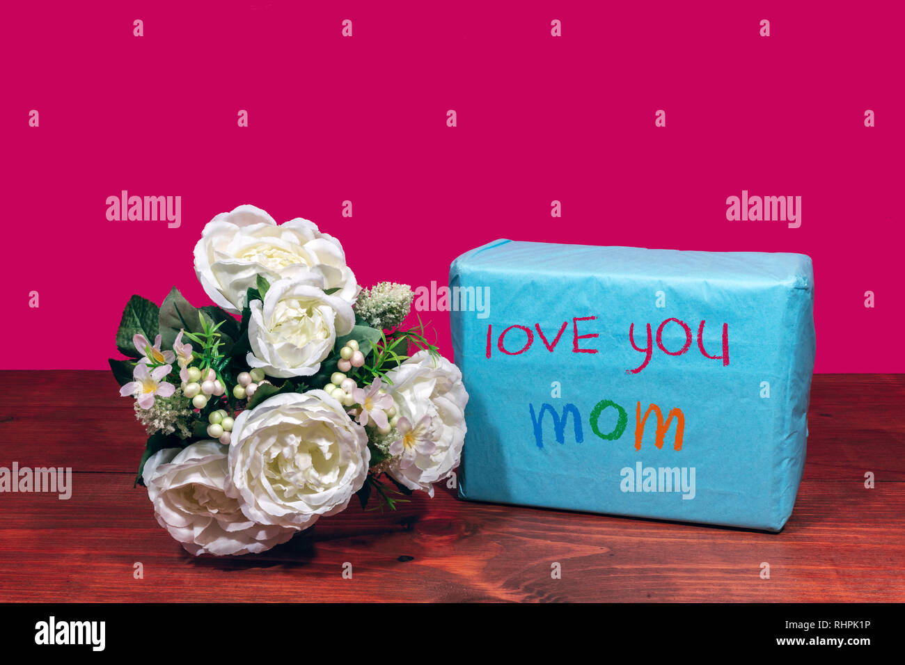 Precioso ramo de flores dispuestas y un presente con un mensaje "Te amo Mamá" sobre una mesa de madera. El día de las madres, la Pascua, el día de San Valentín, cumpleaños, Cristo Foto de stock