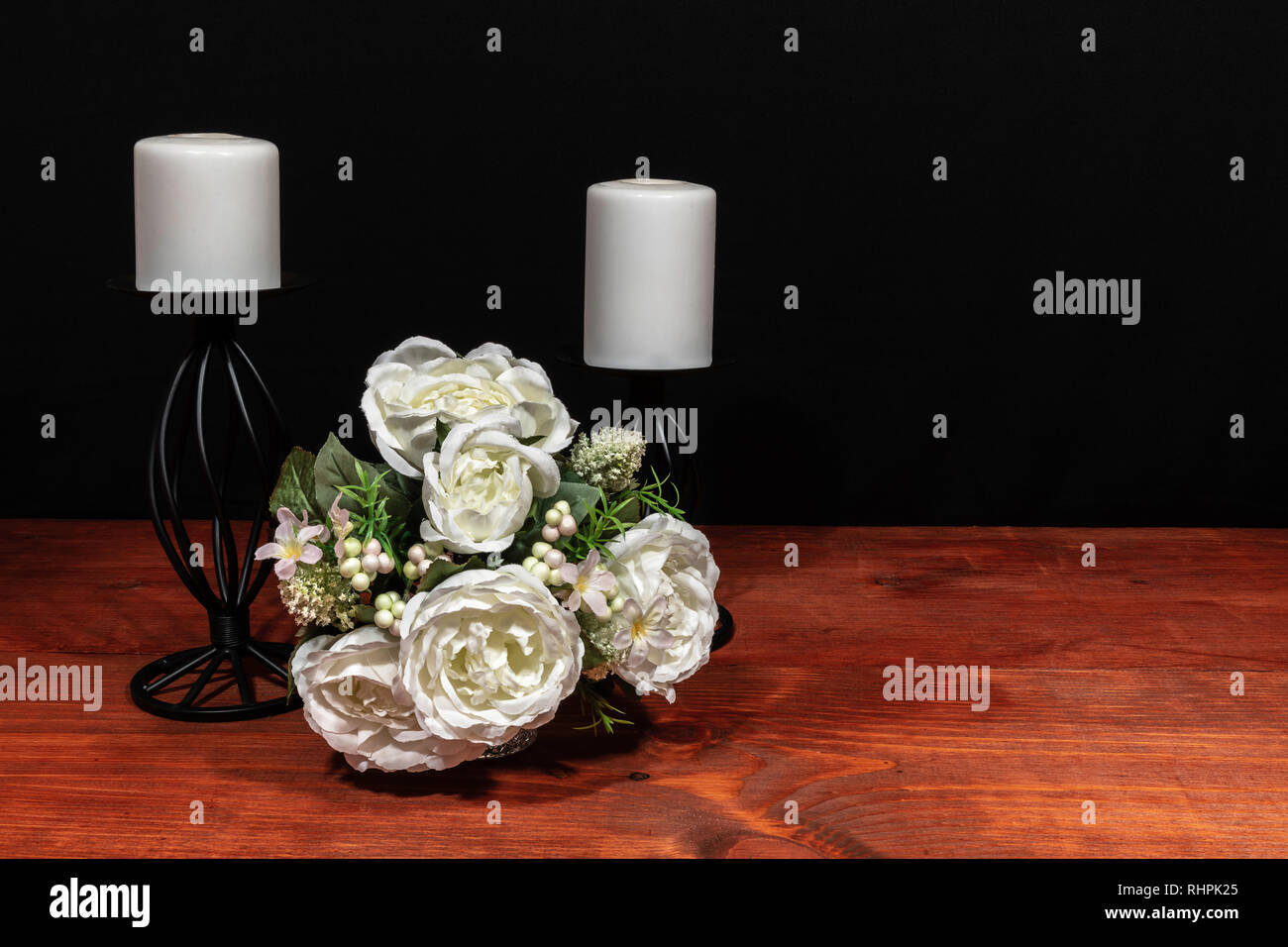 Precioso ramo de flores dispuestas velas blancas sobre un soporte en una mesa de madera. El día de las madres, la Pascua, el día de San Valentín, cumpleaños, Navidad, Foto de stock