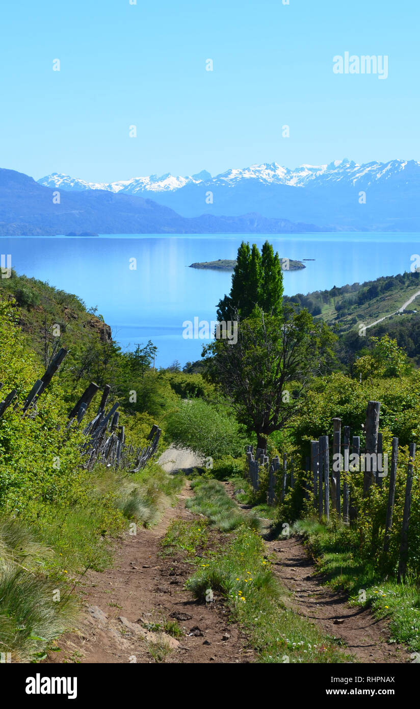 Camino rural en Puerto Guadal, un pequeño pueblo a orillas del lago General  Carrera, Chile Fotografía de stock - Alamy