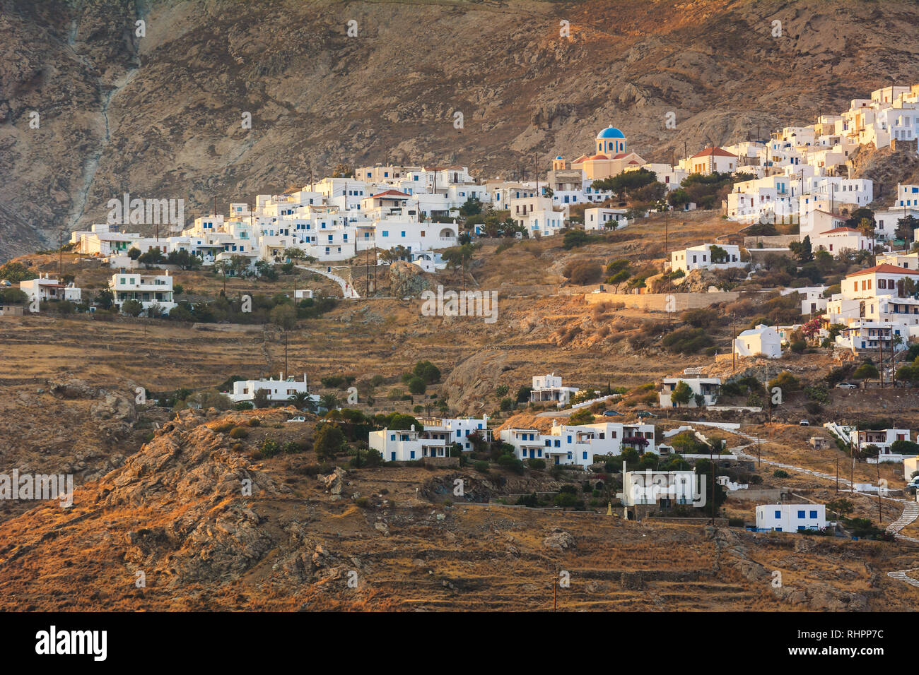 Chora, la ciudad principal de la isla de Serifos. El pueblo blanco en pico rocoso en el ocaso del tiempo. Cyclades, Grecia Foto de stock