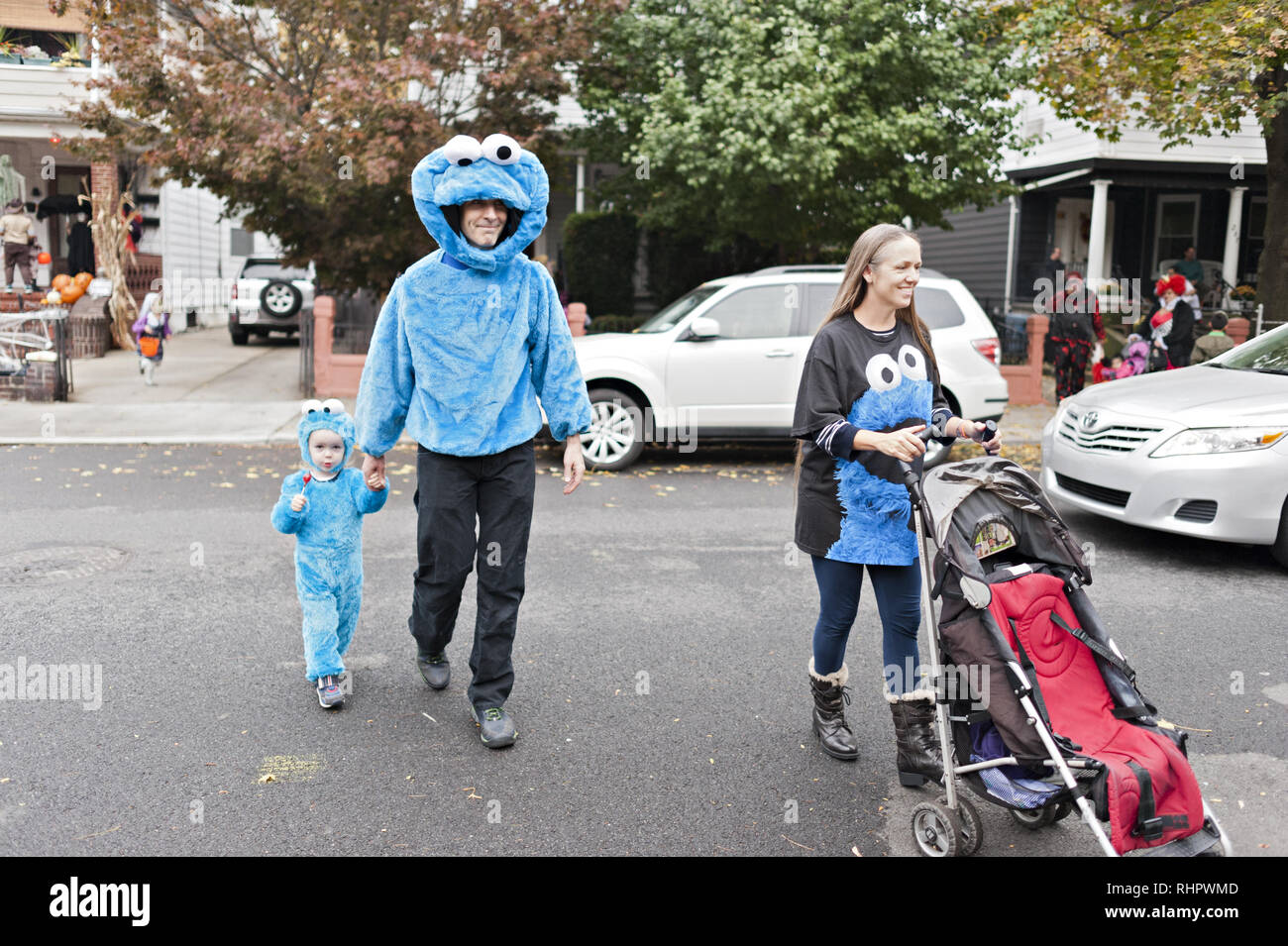 Personas disfrazadas de Halloween en la sección de Kensington de Brooklyn,  NY, 2013. Familia vestida como el Cookie Monster Fotografía de stock - Alamy