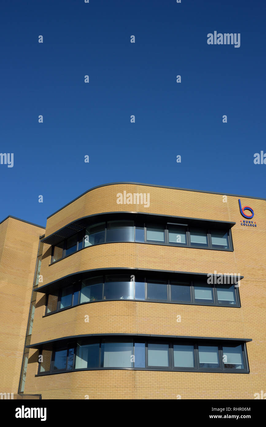 Edificio moderno con fachada curva, ladrillo de buff y ventanas de cinta  curva con sombra solar en el cielo azul claro sin nubes en Bury lancashire  reino unido Fotografía de stock -