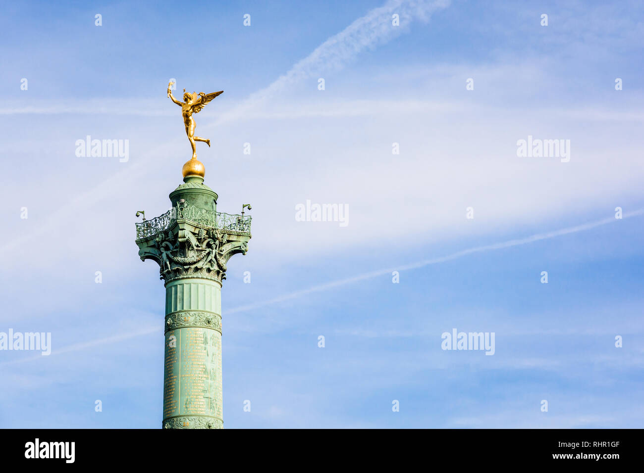 El genio de la libertad estatua dorada en la cima de la columna de Julio en el centro de la Place de la Bastille, en París, Francia, contra el cielo azul. Foto de stock