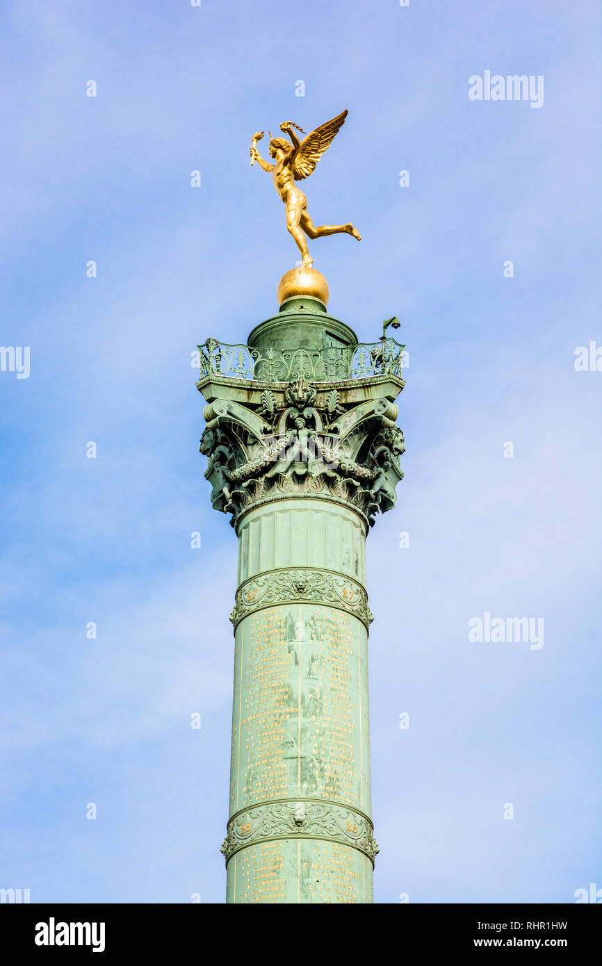 El genio de la libertad estatua dorada en la cima de la columna de Julio en el centro de la Place de la Bastille, en París, Francia, contra el cielo azul. Foto de stock