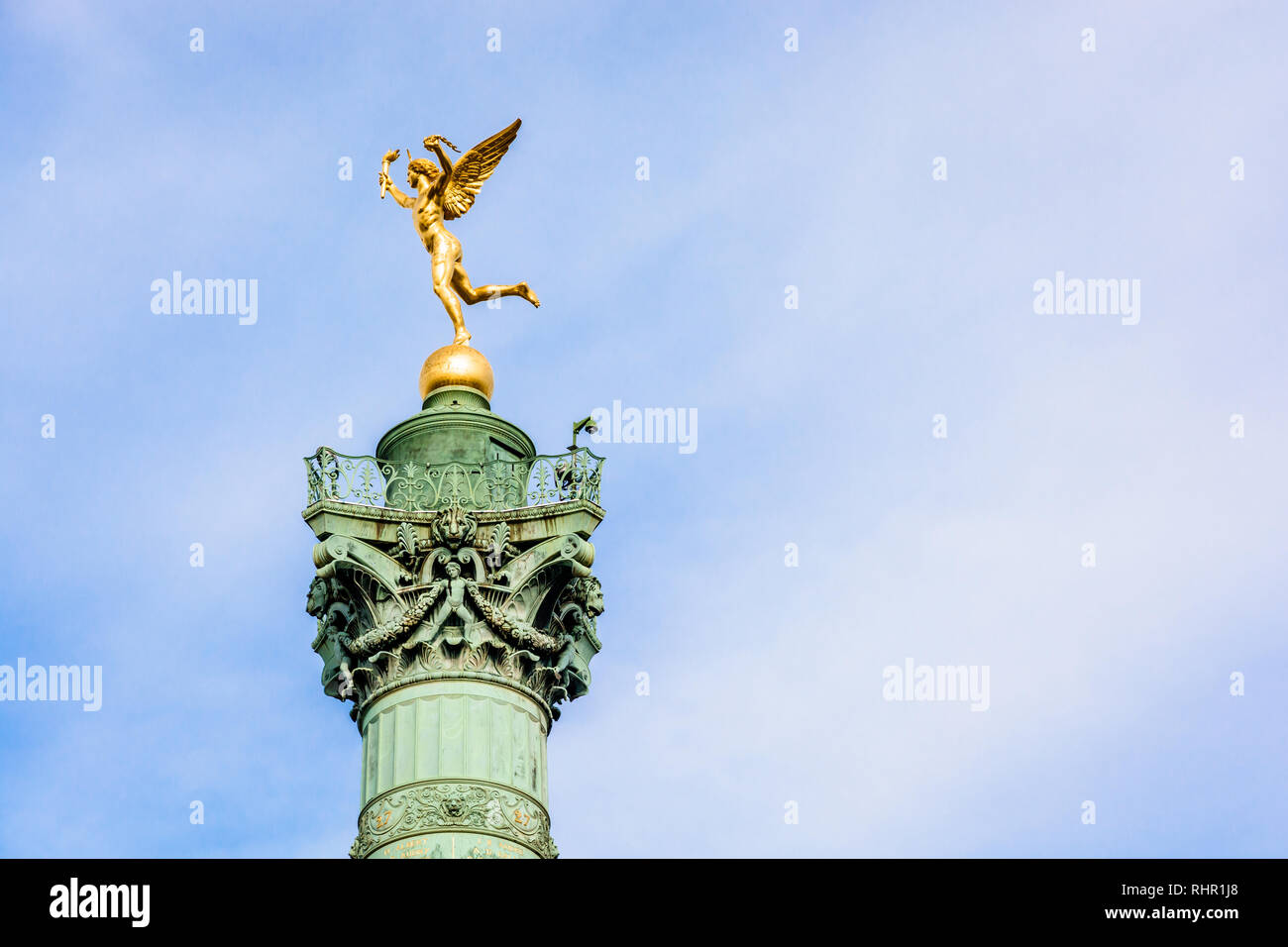 El genio de la libertad estatua dorada en la cima de la columna de Julio en el centro de la Place de la Bastille, en París, Francia, contra el cielo azul. Foto de stock