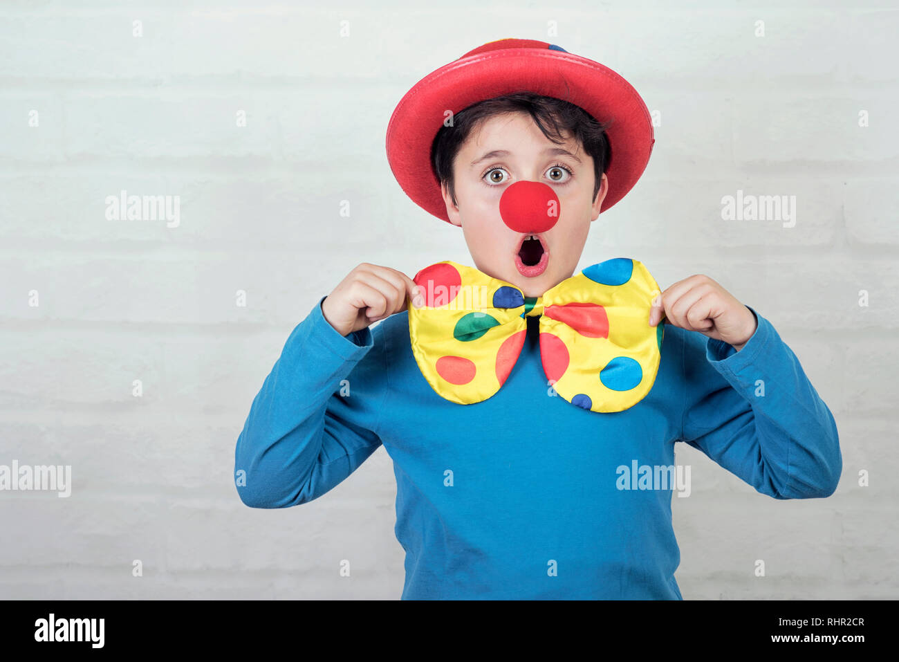 Niño con nariz de payaso y sombrero de carnaval Fotografía de stock - Alamy