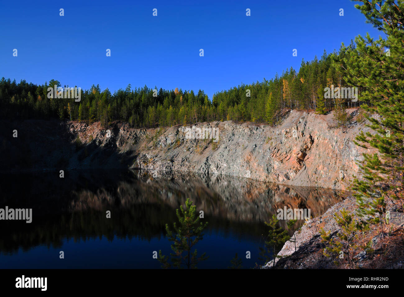 Paisaje otoñal atardecer en el bosque junto a un lago en las Montañas Urales Foto de stock