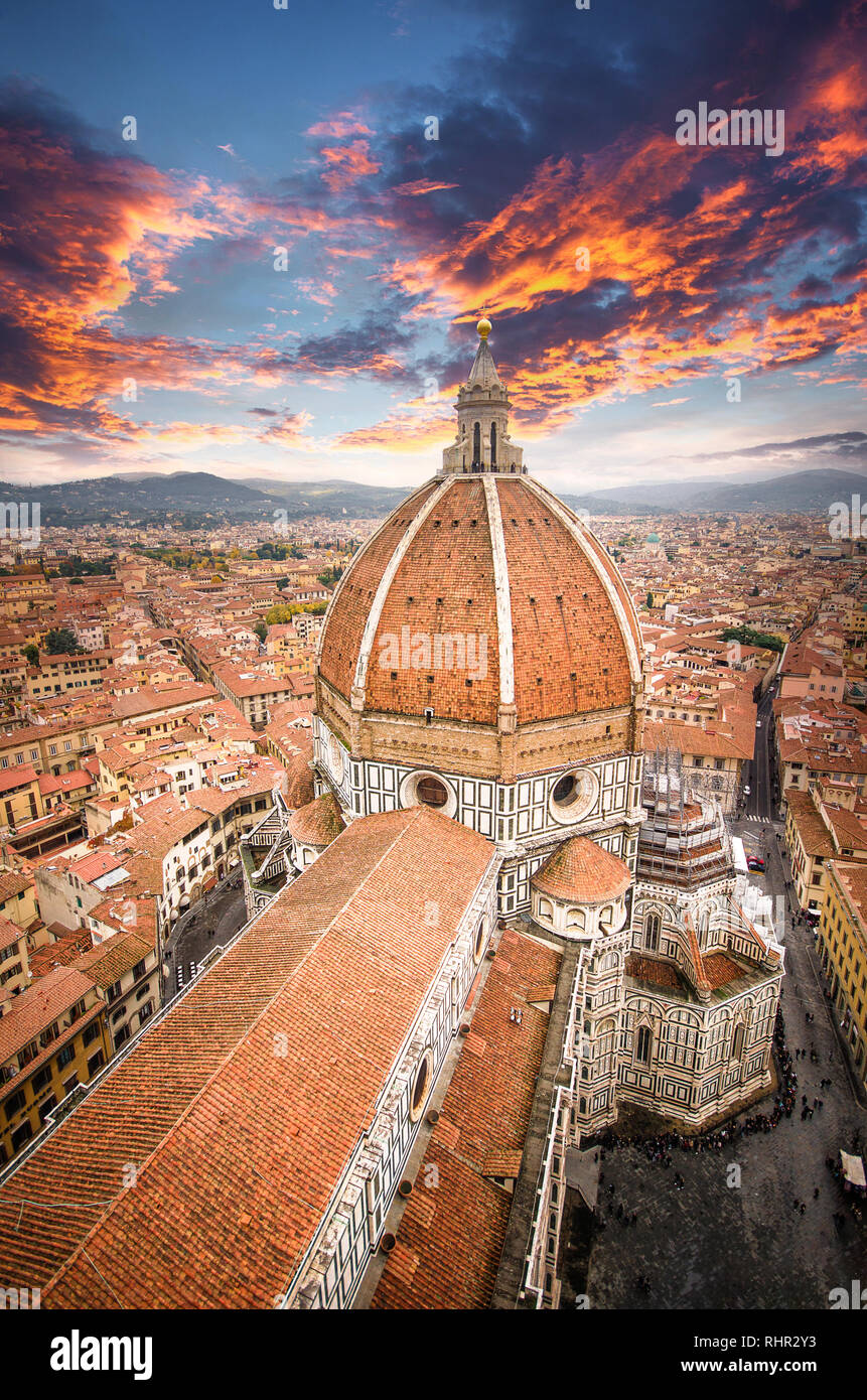 El Duomo de Florencia, la Catedral de Santa Maria del Fiore con hermosas luces desde el comienzo al atardecer en Florencia, Italia. Foto de stock