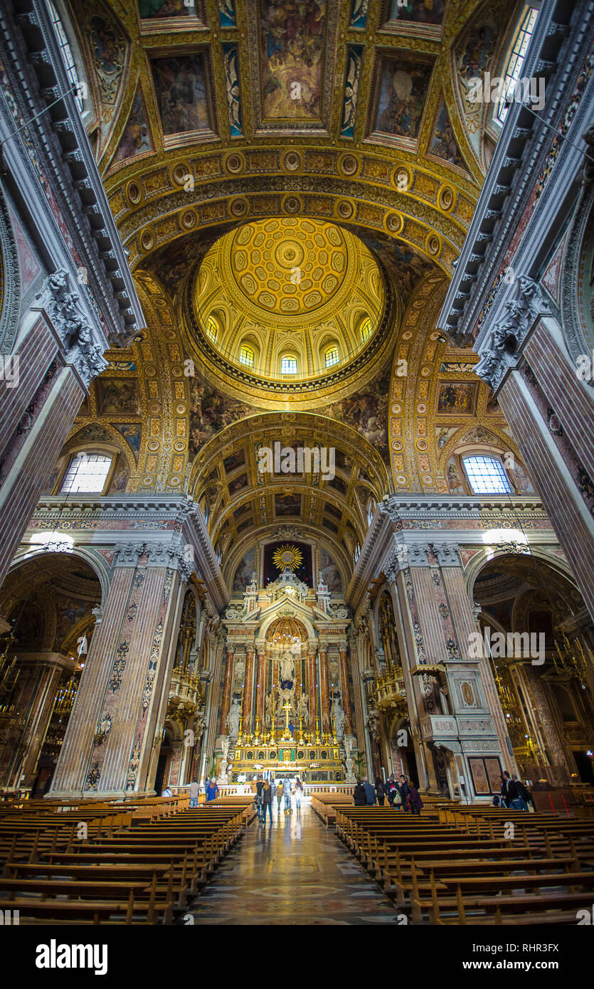 Nápoles, Italia - Interior Interior Barroco y detalles de la iglesia del  Gesù Nuovo ( La Chiesa del Gesù Nuovo) en Napoli Fotografía de stock - Alamy
