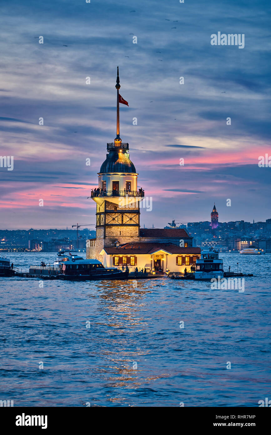 Monumentos de Estambul al atardecer: Torre de soltera y torre de Galata Foto de stock