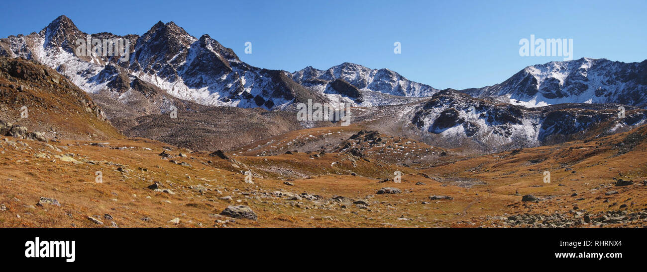 Lagos y picos del Parque Nacional Suizo, Suiza, en los meses de verano Foto de stock
