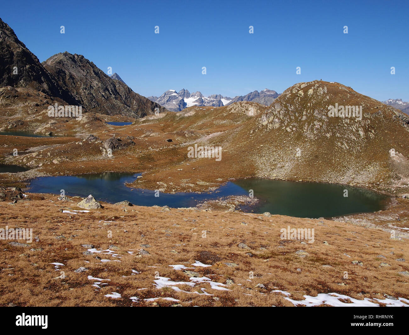 Lagos y picos del Parque Nacional Suizo, Suiza, en los meses de verano Foto de stock