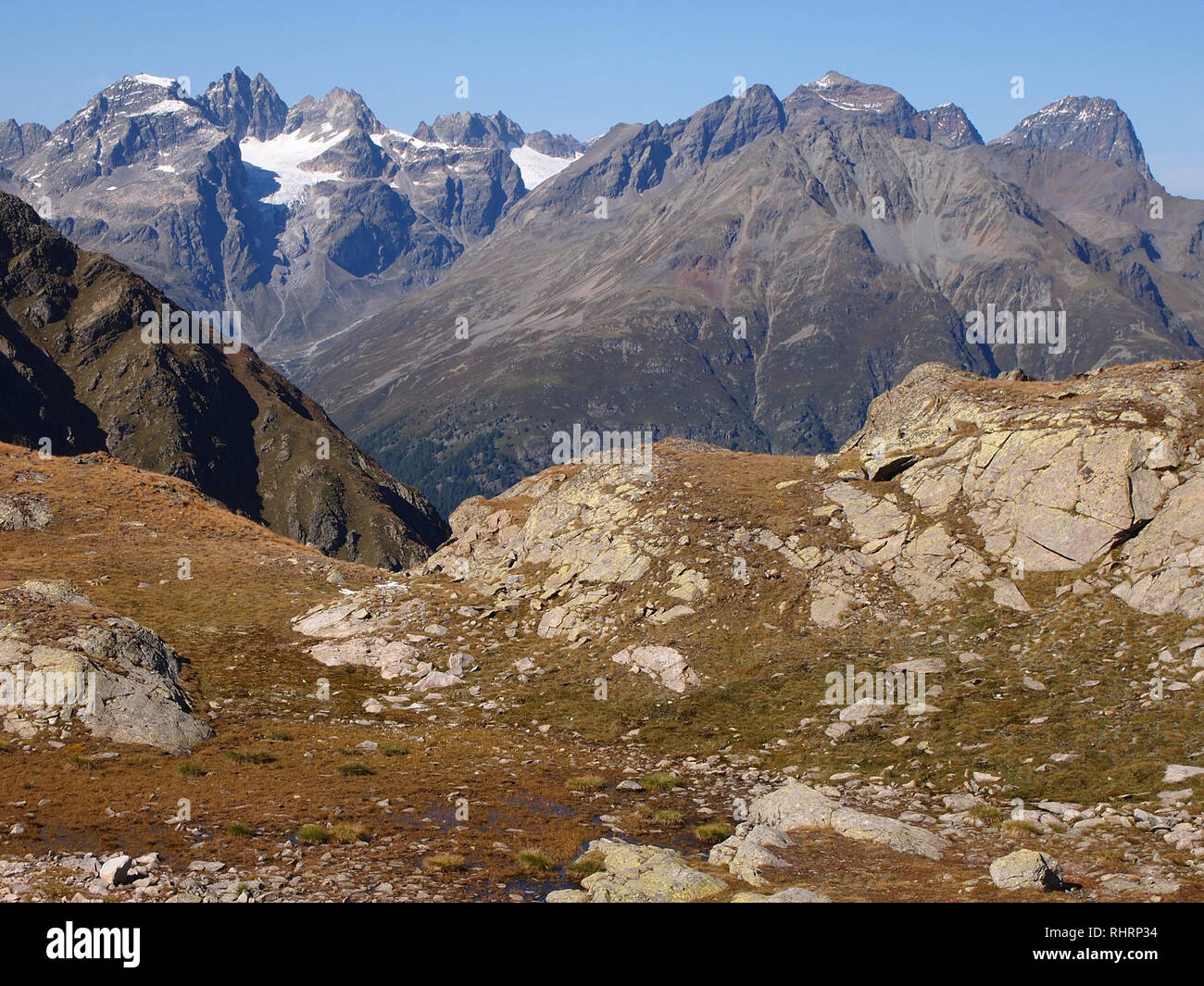 Lagos y picos del Parque Nacional Suizo, Suiza, en los meses de verano Foto de stock