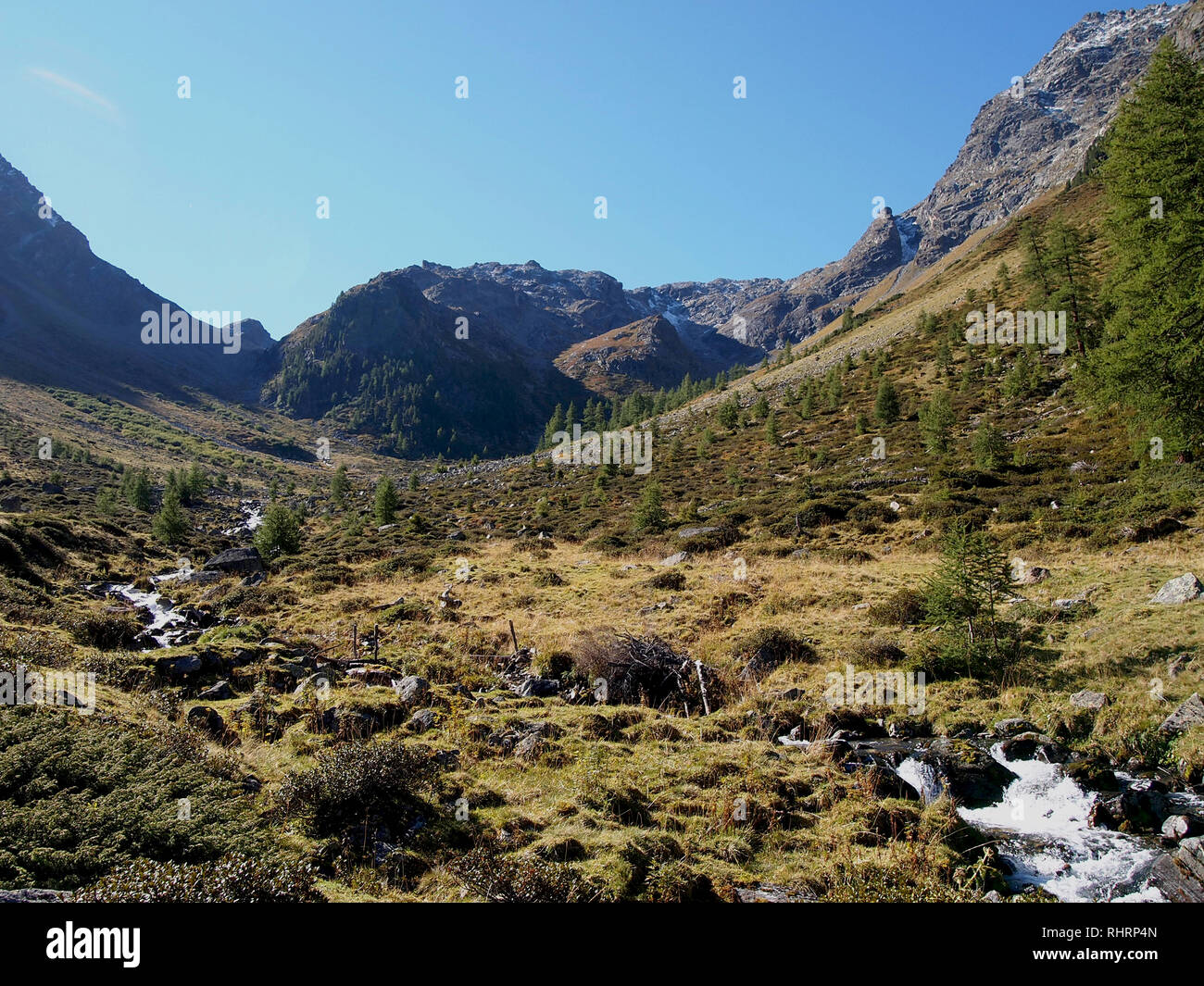 Lagos y picos del Parque Nacional Suizo, Suiza, en los meses de verano Foto de stock