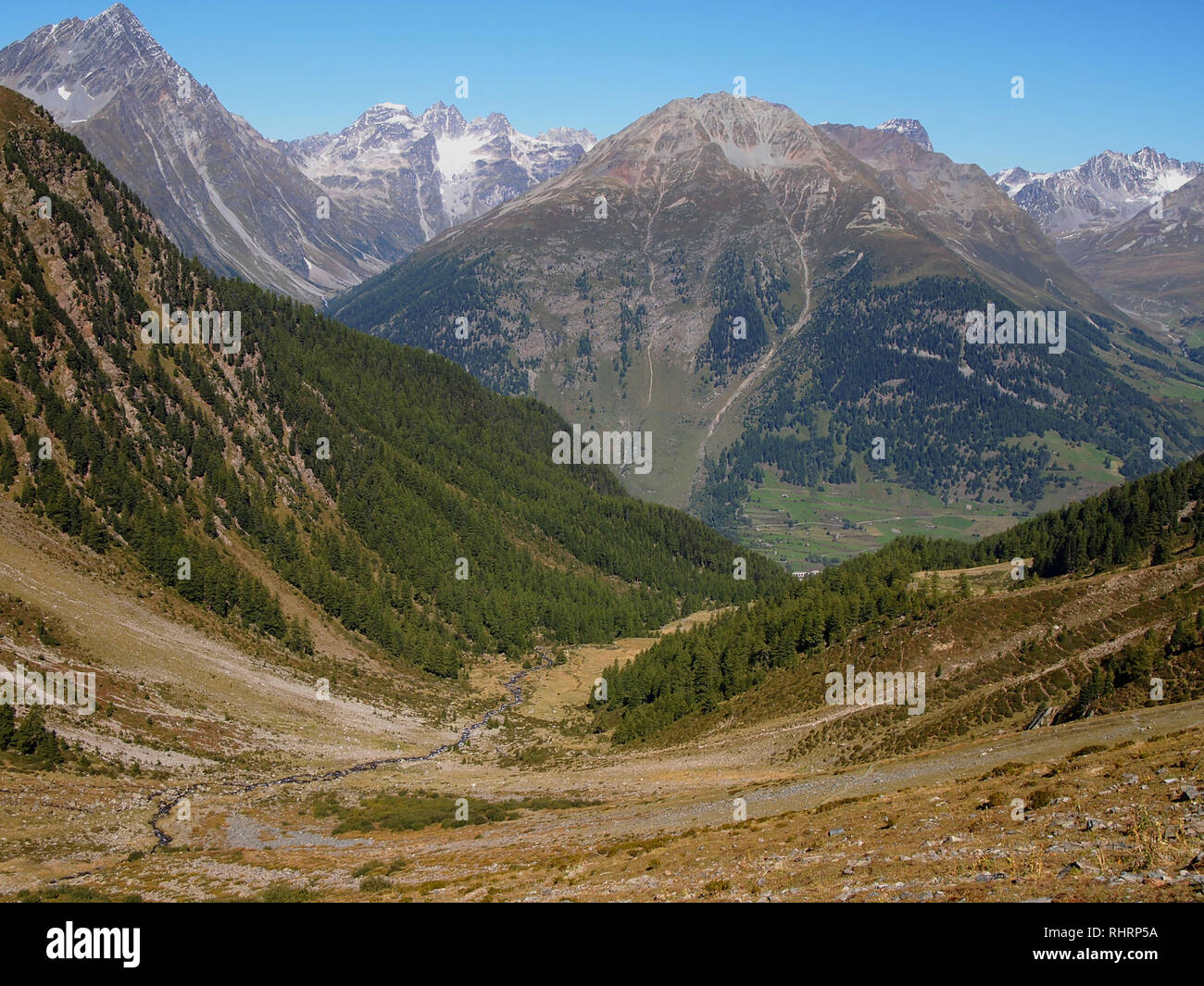 Lagos y picos del Parque Nacional Suizo, Suiza, en los meses de verano Foto de stock