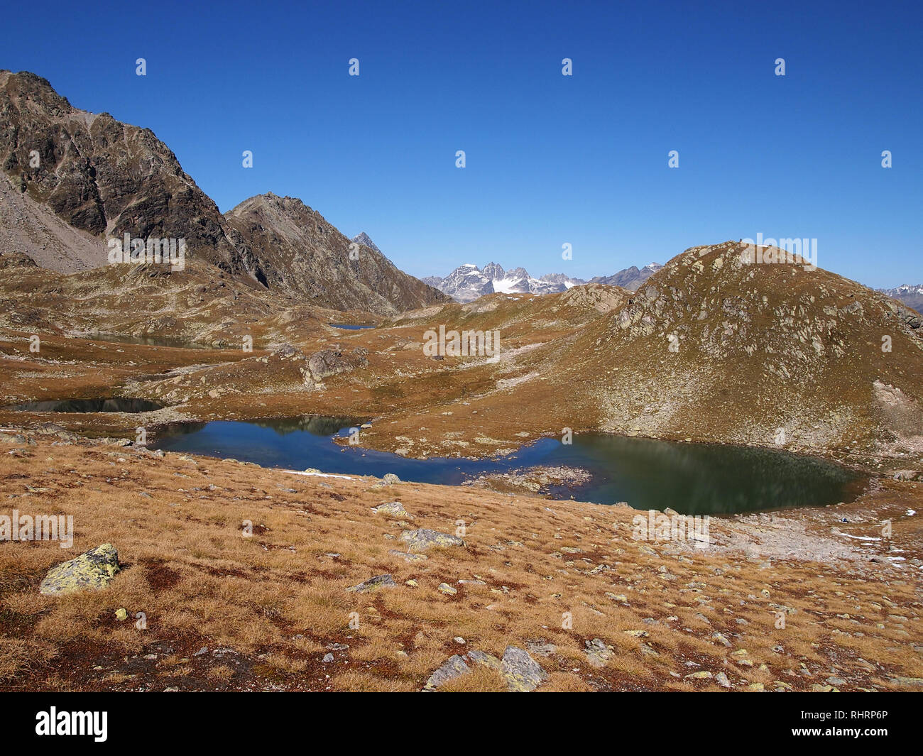 Lagos y picos del Parque Nacional Suizo, Suiza, en los meses de verano Foto de stock