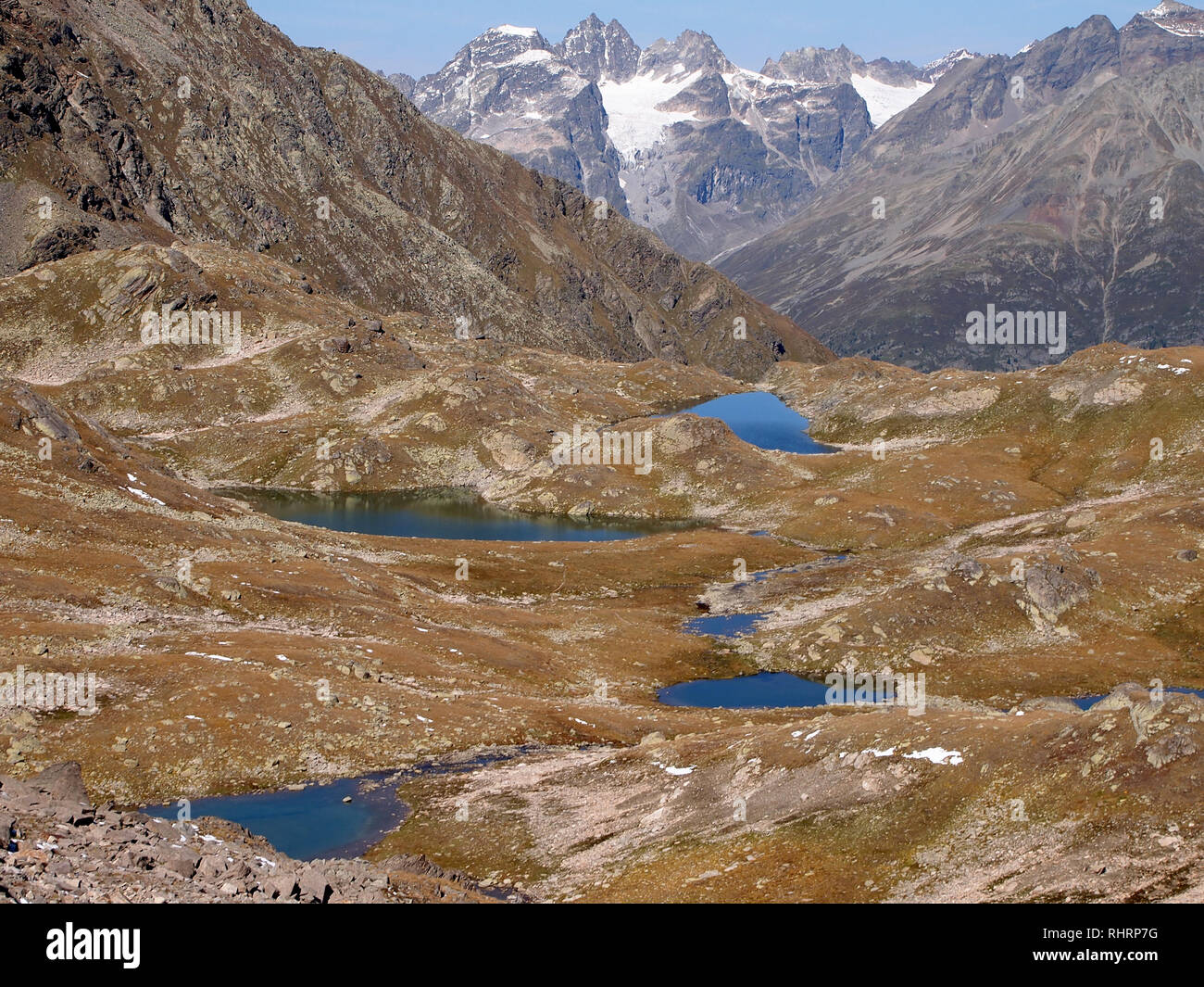 Lagos y picos del Parque Nacional Suizo, Suiza, en los meses de verano Foto de stock