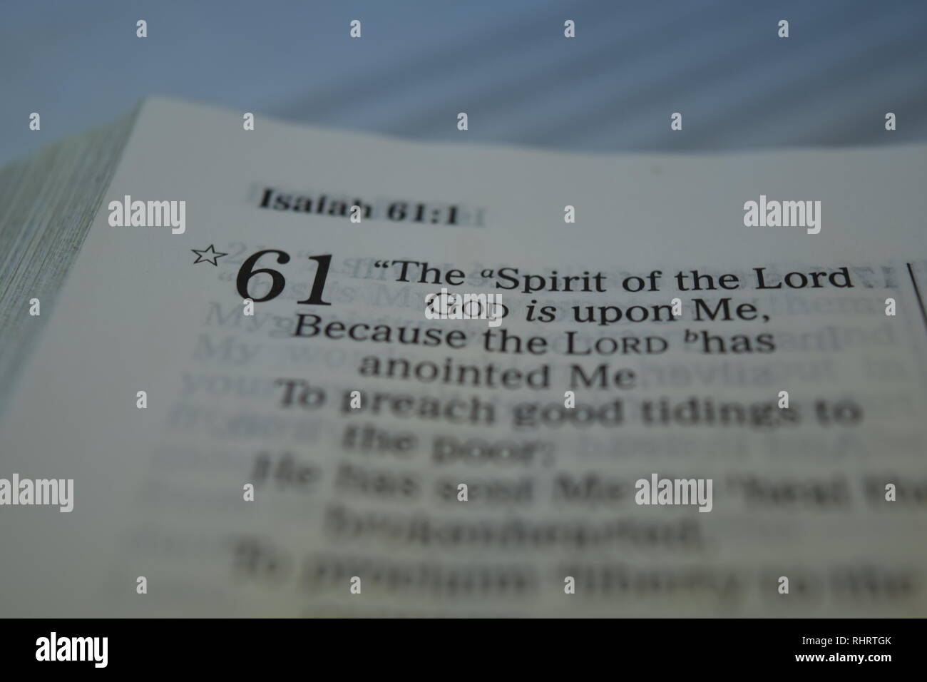 La nueva Versión King James Biblia abierta en Isaías 61 sobre fondo blanco. Foto de stock