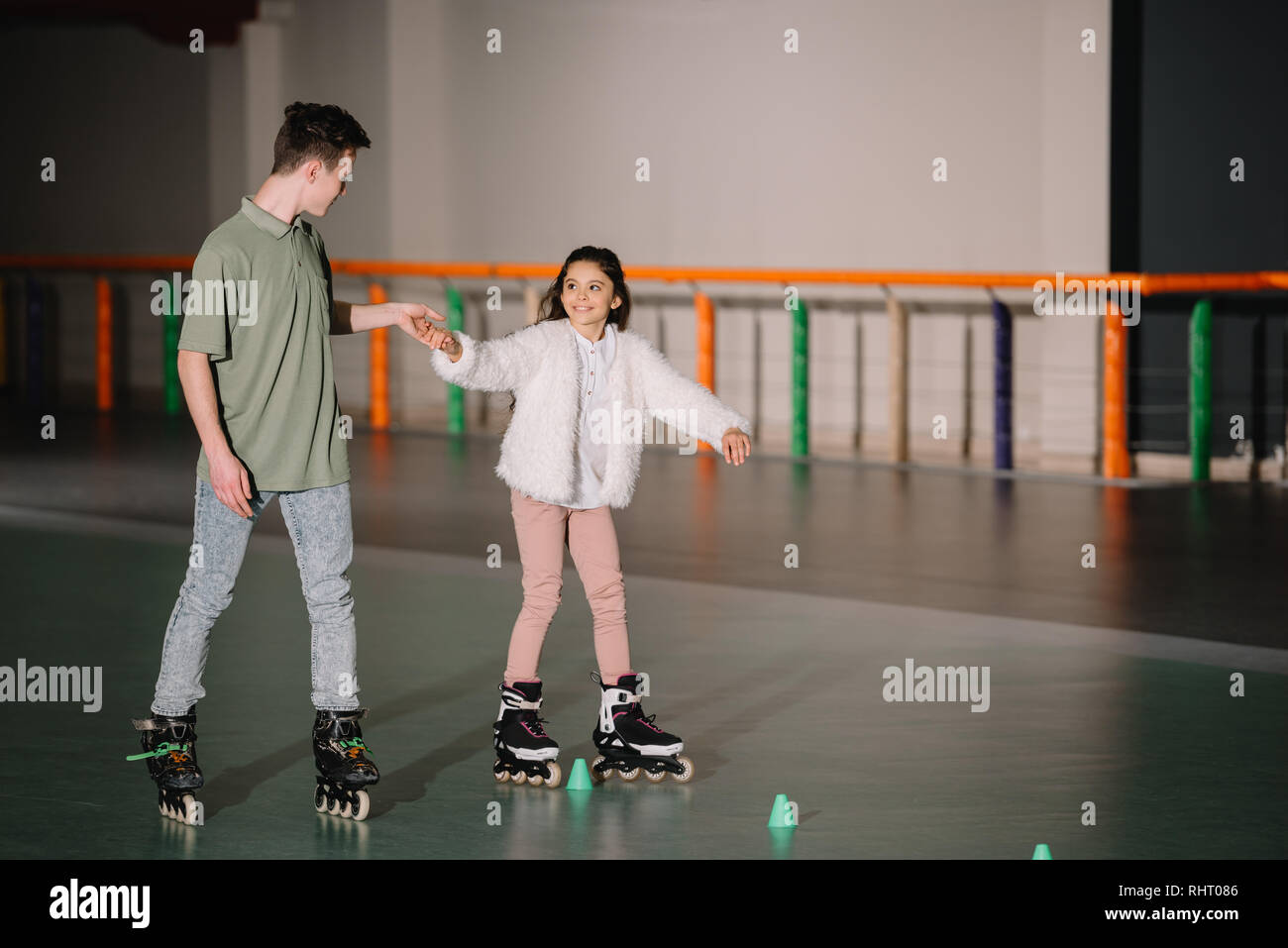 Niño en patines fotografías e imágenes de alta resolución - Alamy