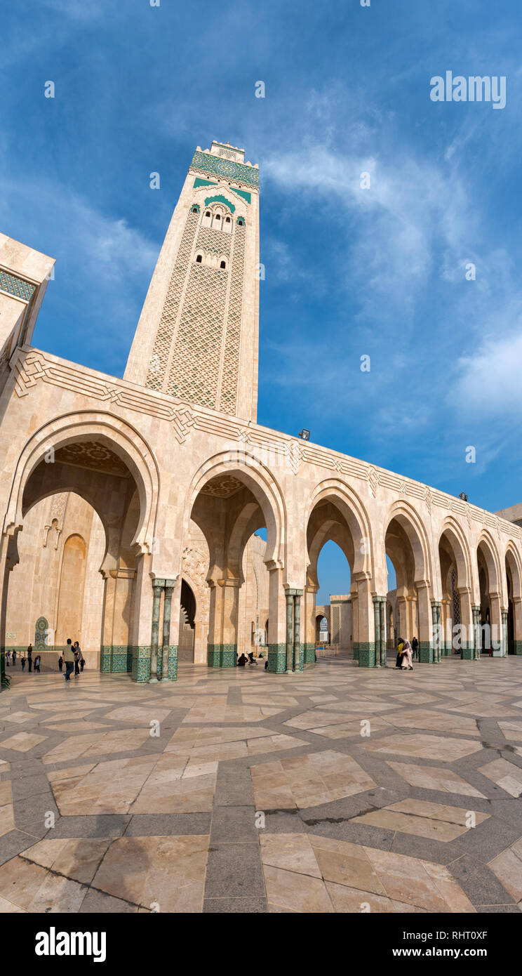 La Mezquita de Hassan II en la noche. La mezquita más grande de Marruecos y uno de los más bellos. El número 13 más grande en el mundo. Casablanca, Marruecos Foto de stock